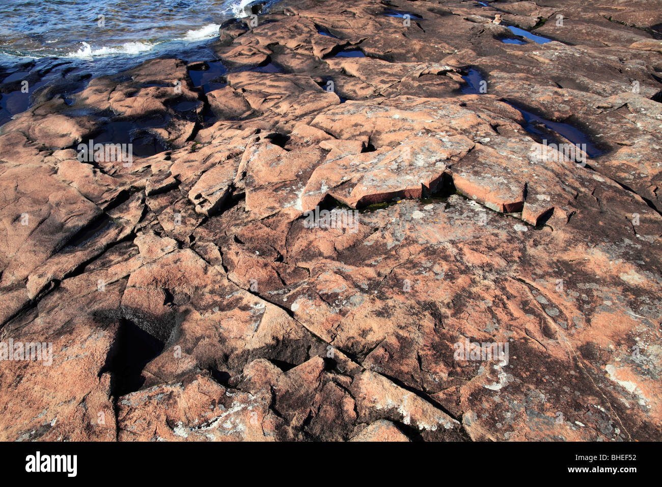 Modelli di frattura su antiche colate di lava lungo la riva del lago Superior in Grand Marais, Minnesota. Foto Stock