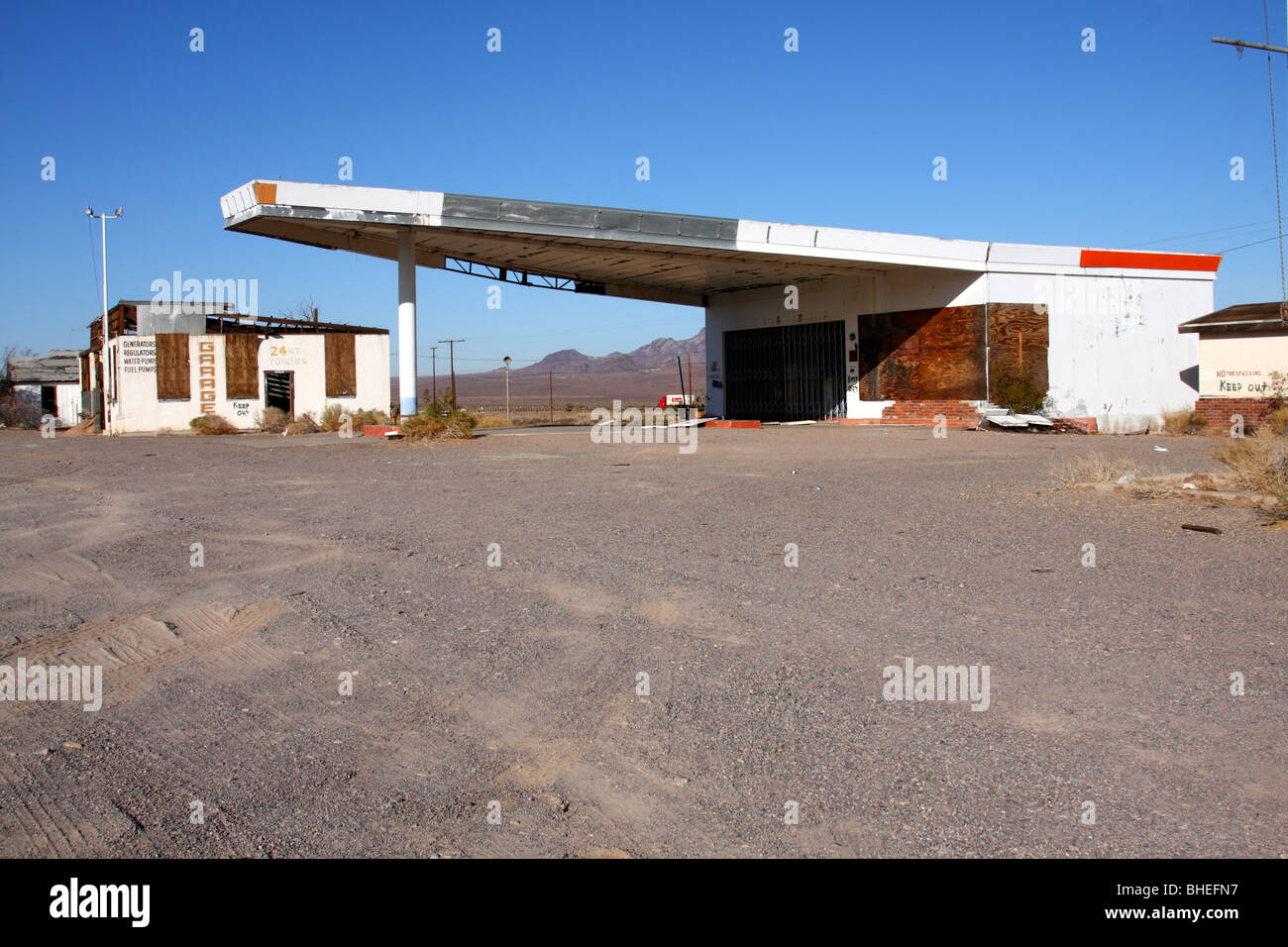 Abbandonata la stazione di gas e garage lungo il percorso 66 a Ludlow, California. Foto Stock