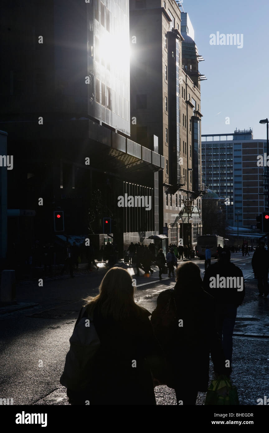 Leeds City Centre in condizioni di intensa luce solare bassa Foto Stock