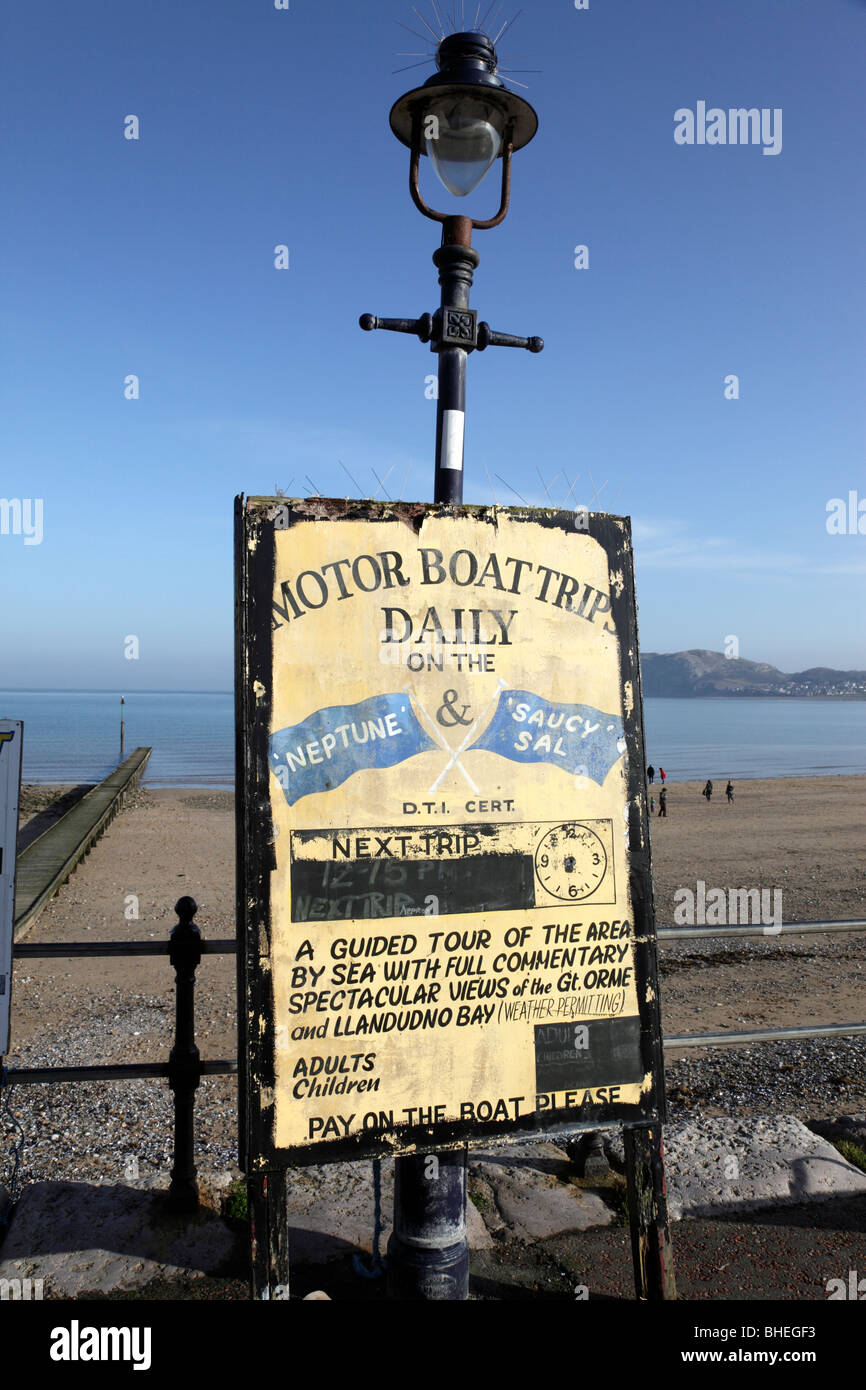 Segno pubblicità gite turistiche in barca intorno alla baia da parata llandudno conway clwyd north Wales UK Foto Stock