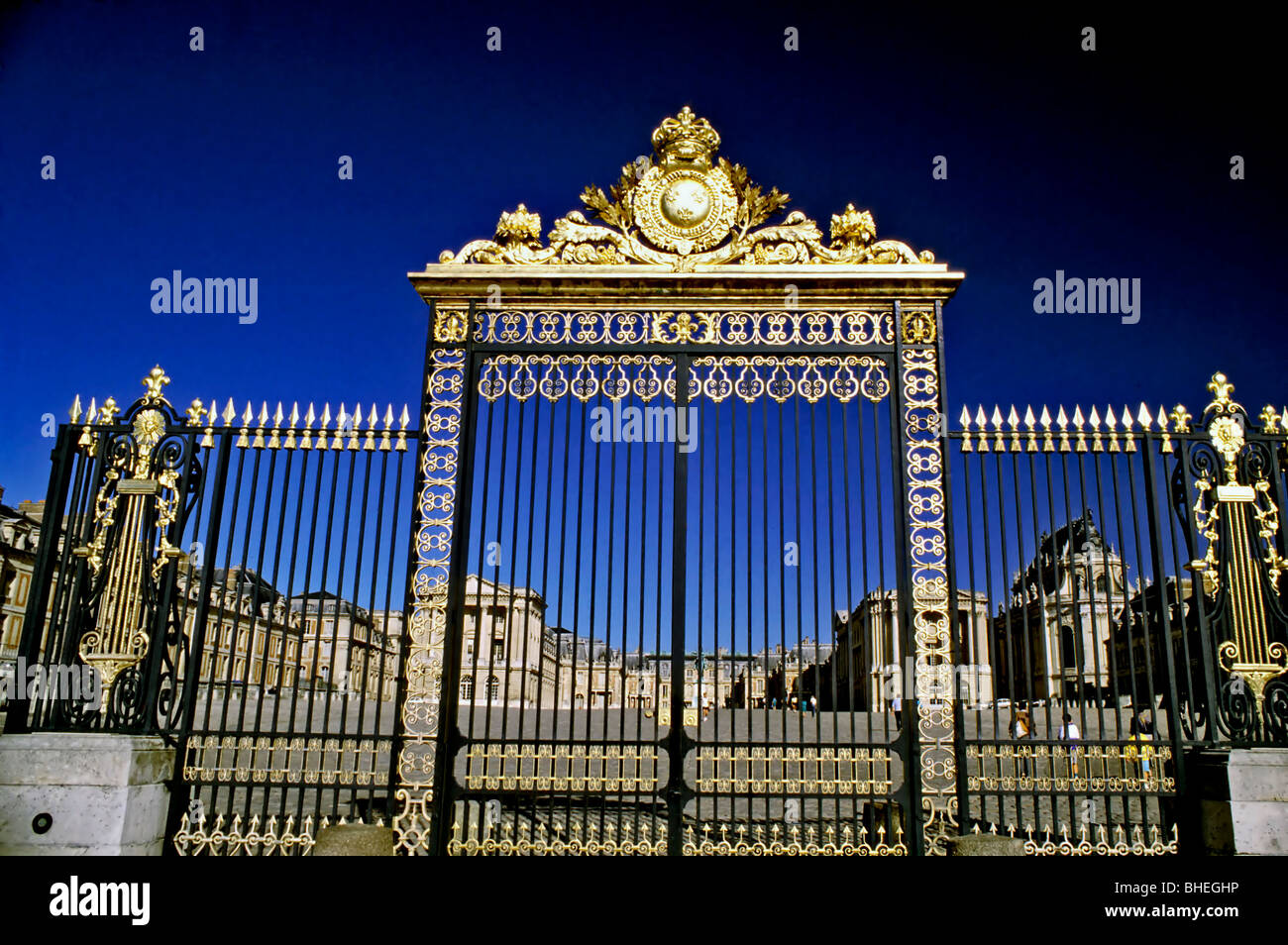 Versailles France, monumenti, porta, Gold Grill dorato, 'Chateau de Versailles', Dettaglio, davanti al castello francese Foto Stock