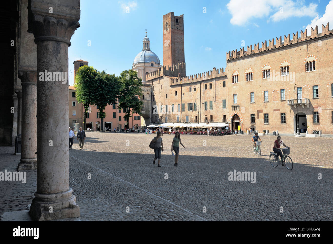 La Piazza Sordello nella città medievale di Mantova, Lombardia, Italia. Verso la Torre della gabbia e la Basilica di Sant'Andrea Foto Stock