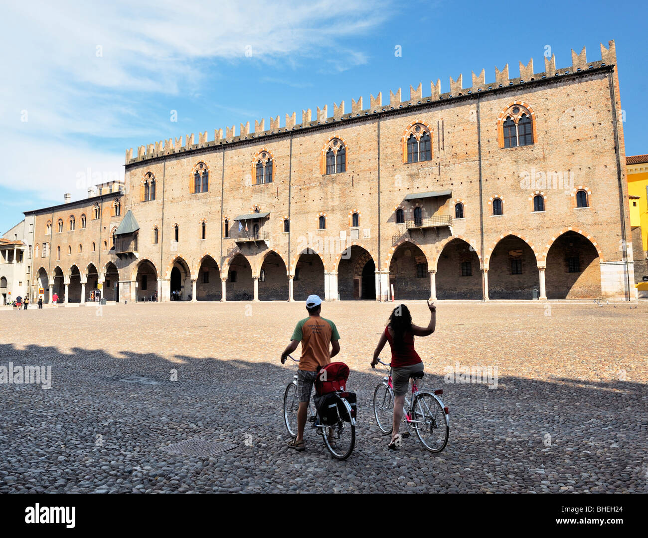 Il medievale Palazzo Ducale, il Palazzo Ducale, attraversata la piazza Sordello nella città medievale di Mantova, Lombardia, Italia. Foto Stock