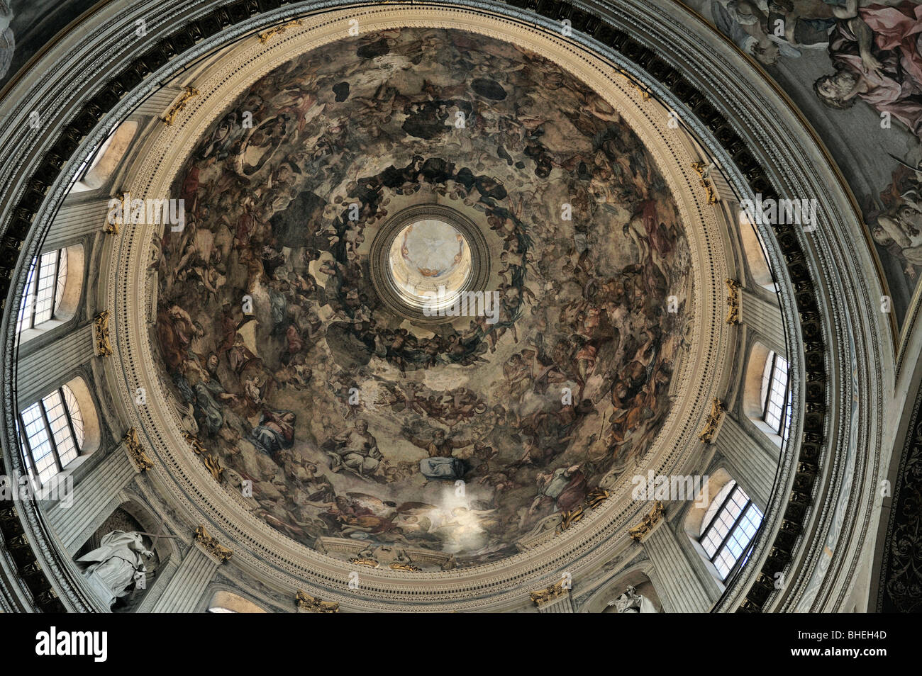 La Basilica di Sant'Andrea di Mantova. Guardando in alto nella cupola dipinta. Italiano medievale città di Mantova, Lombardia Italia. Foto Stock