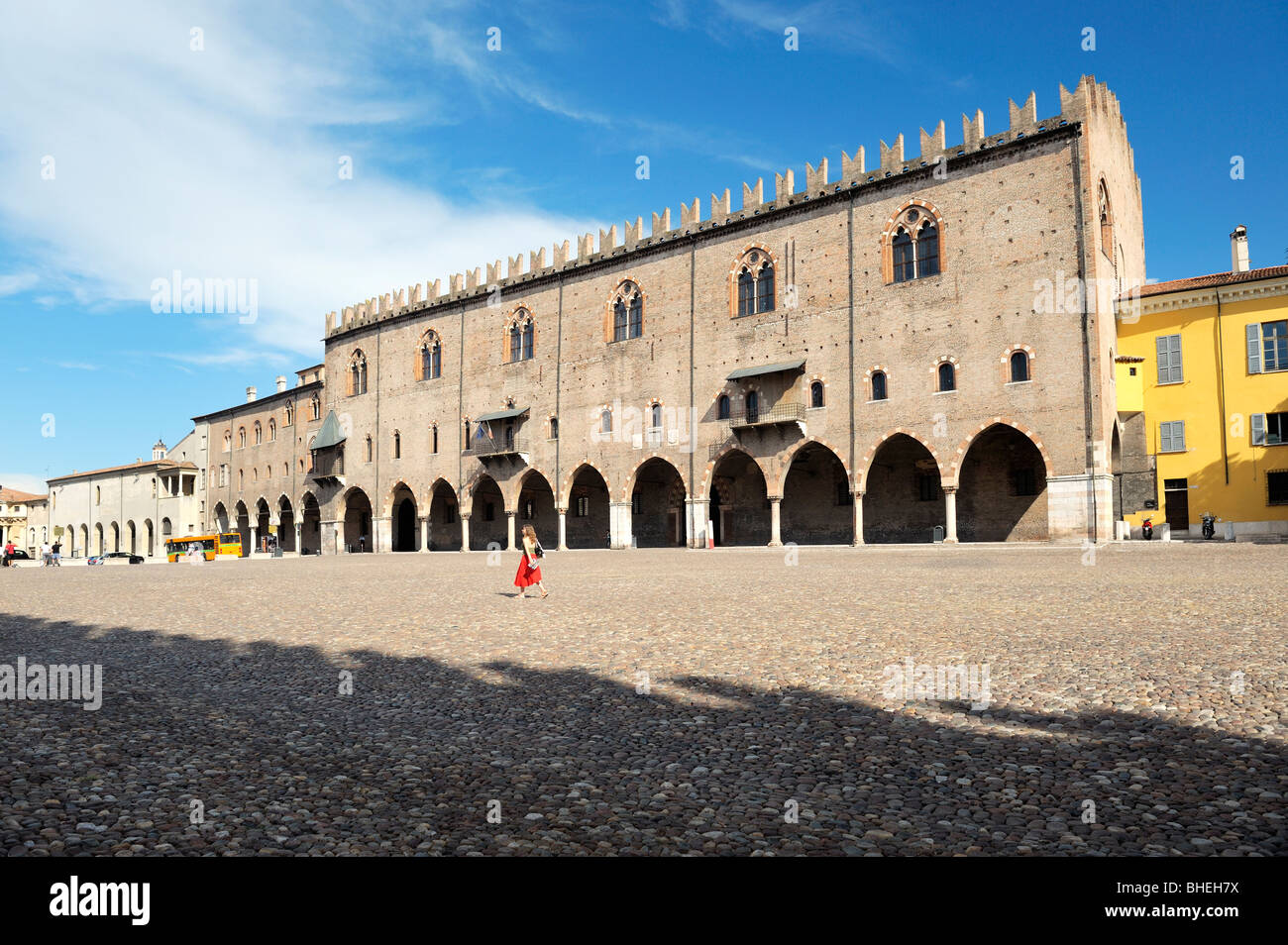Il medievale Palazzo Ducale, il Palazzo Ducale, attraversata la piazza Sordello nella città medievale di Mantova, Lombardia, Italia. Foto Stock