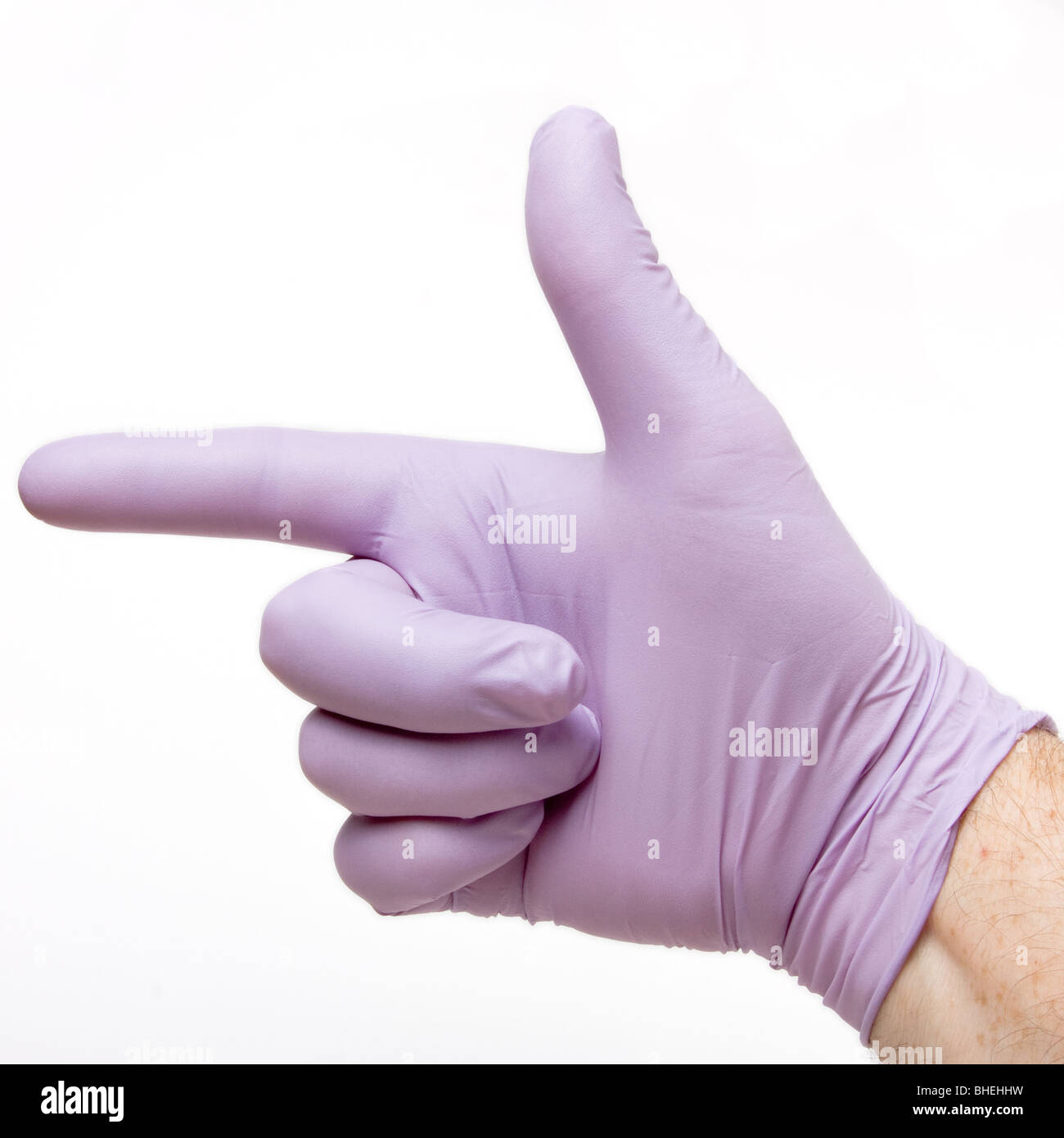 Maschio lato indossando viola lattice guanto chirurgico gesti isolati contro uno sfondo bianco. Foto Stock