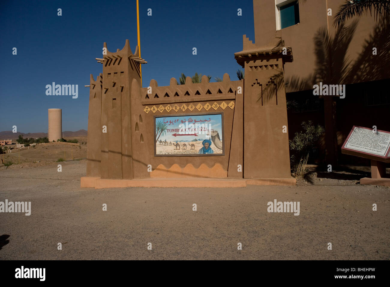 Accedi Zagora dimostrando che è di 52 giorni da cammello a Timbuktu, Tombouctou attraverso il deserto del Sahara in Marocco centrale Foto Stock