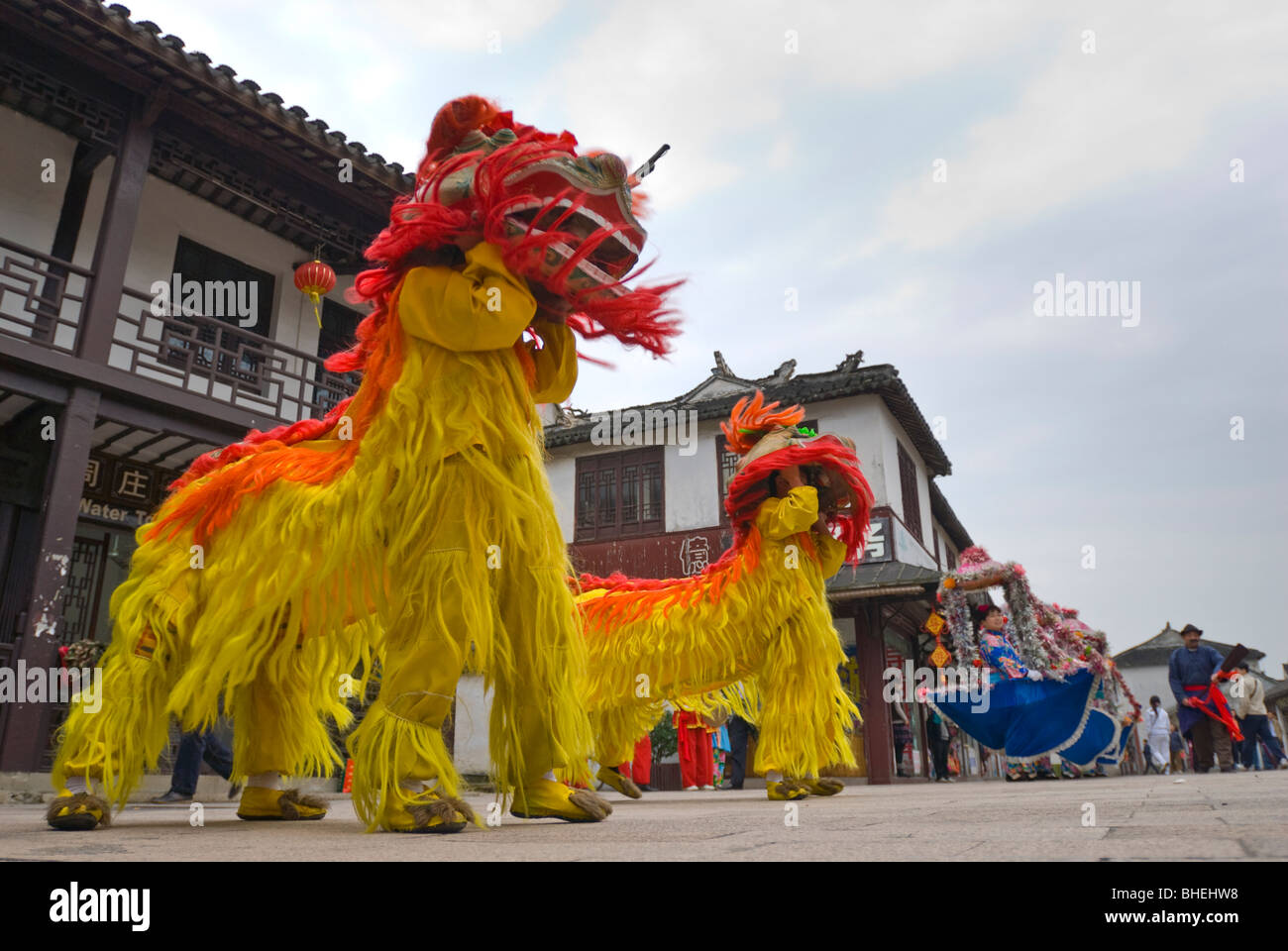 Ballerini tradizionali e gli interpreti di Zhouzhuang, provincia dello Jiangsu, Cina e Asia Foto Stock