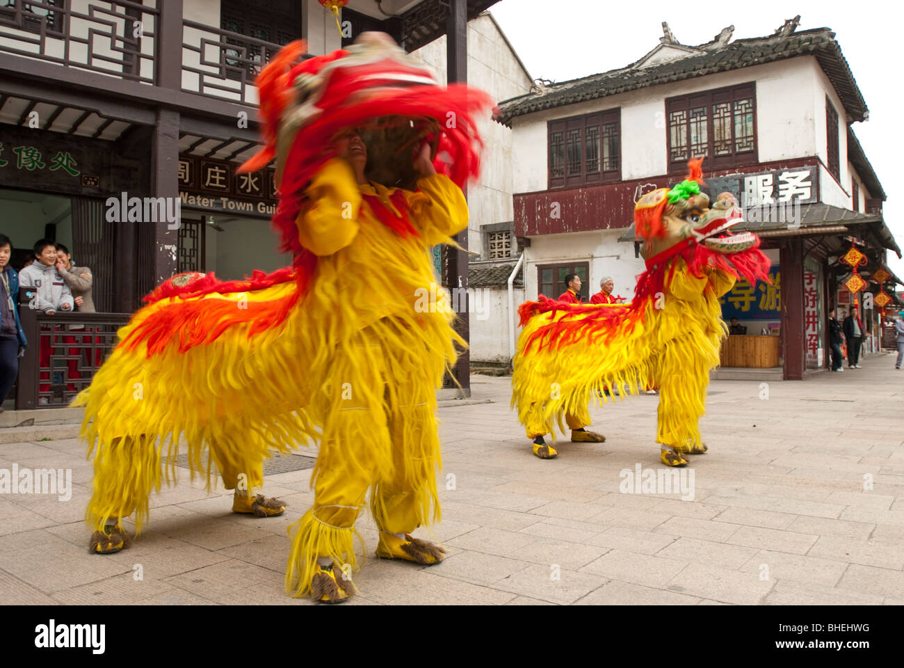 Ballerini tradizionali e gli interpreti di Zhouzhuang, provincia dello Jiangsu, Cina e Asia Foto Stock