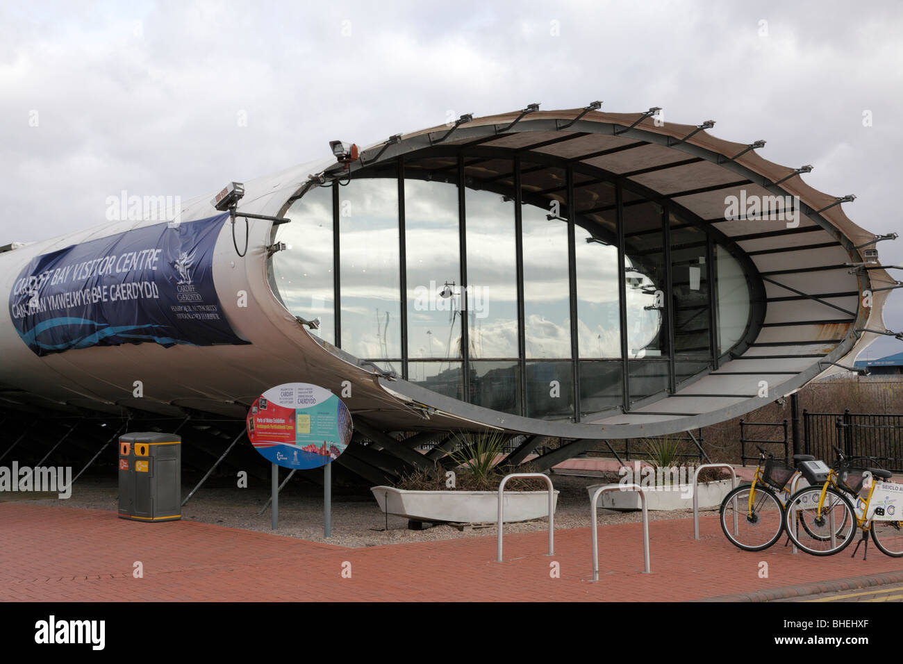 Esterno della Cardiff Bay Visitor Centre conosciuto localmente come il tubo per la baia di Cardiff Wales UK Foto Stock