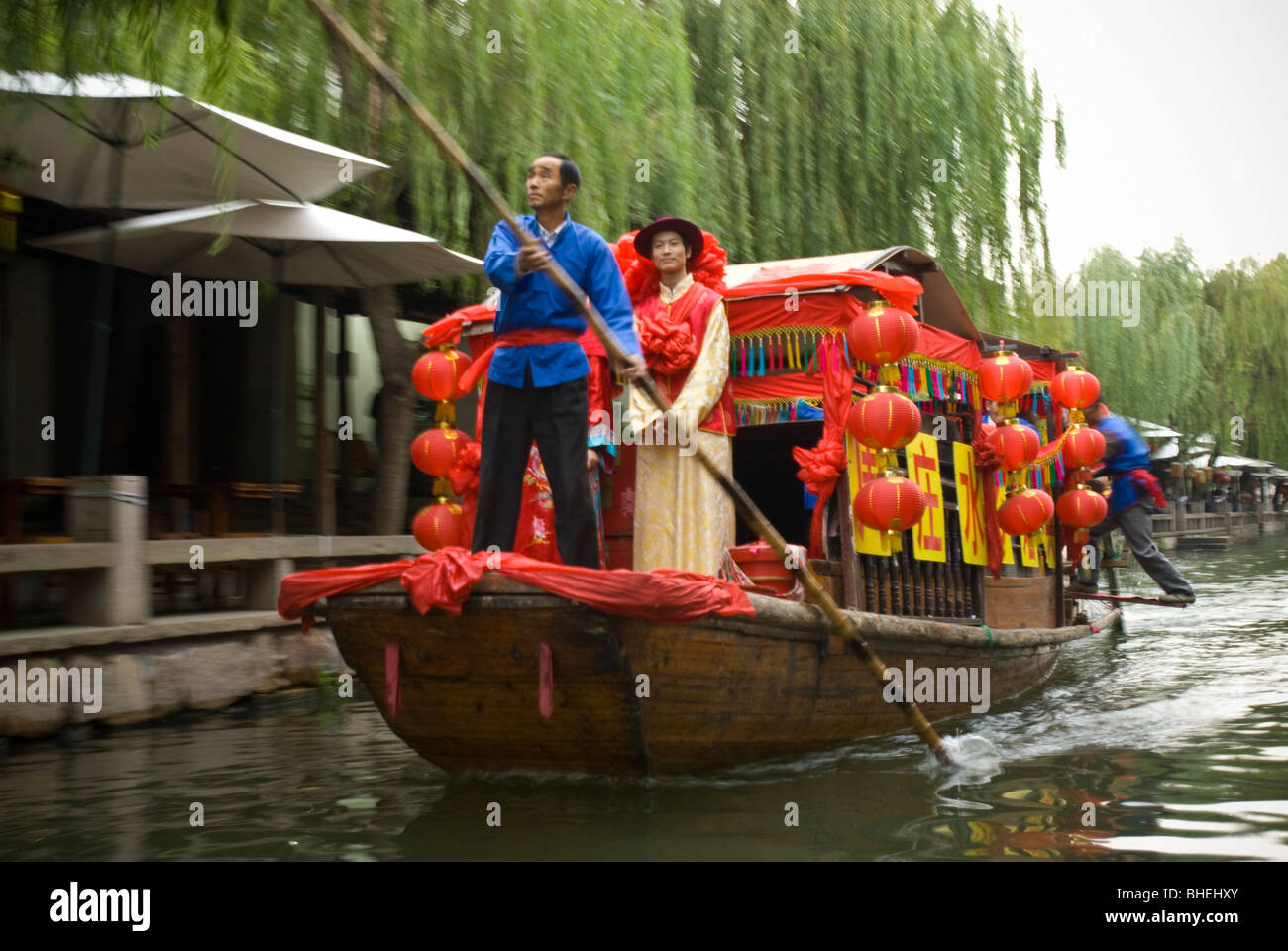 Un matrimonio barca scivola attraverso i canali di Venezia di Cina, Zhouzhuang, provincia dello Jiangsu, Cina e Asia Foto Stock