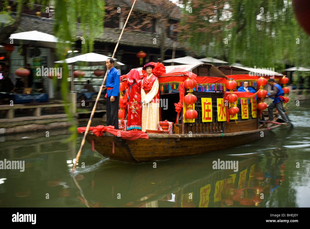 Un matrimonio barca scivola attraverso i canali di Venezia di Cina, Zhouzhuang, provincia dello Jiangsu, Cina e Asia Foto Stock