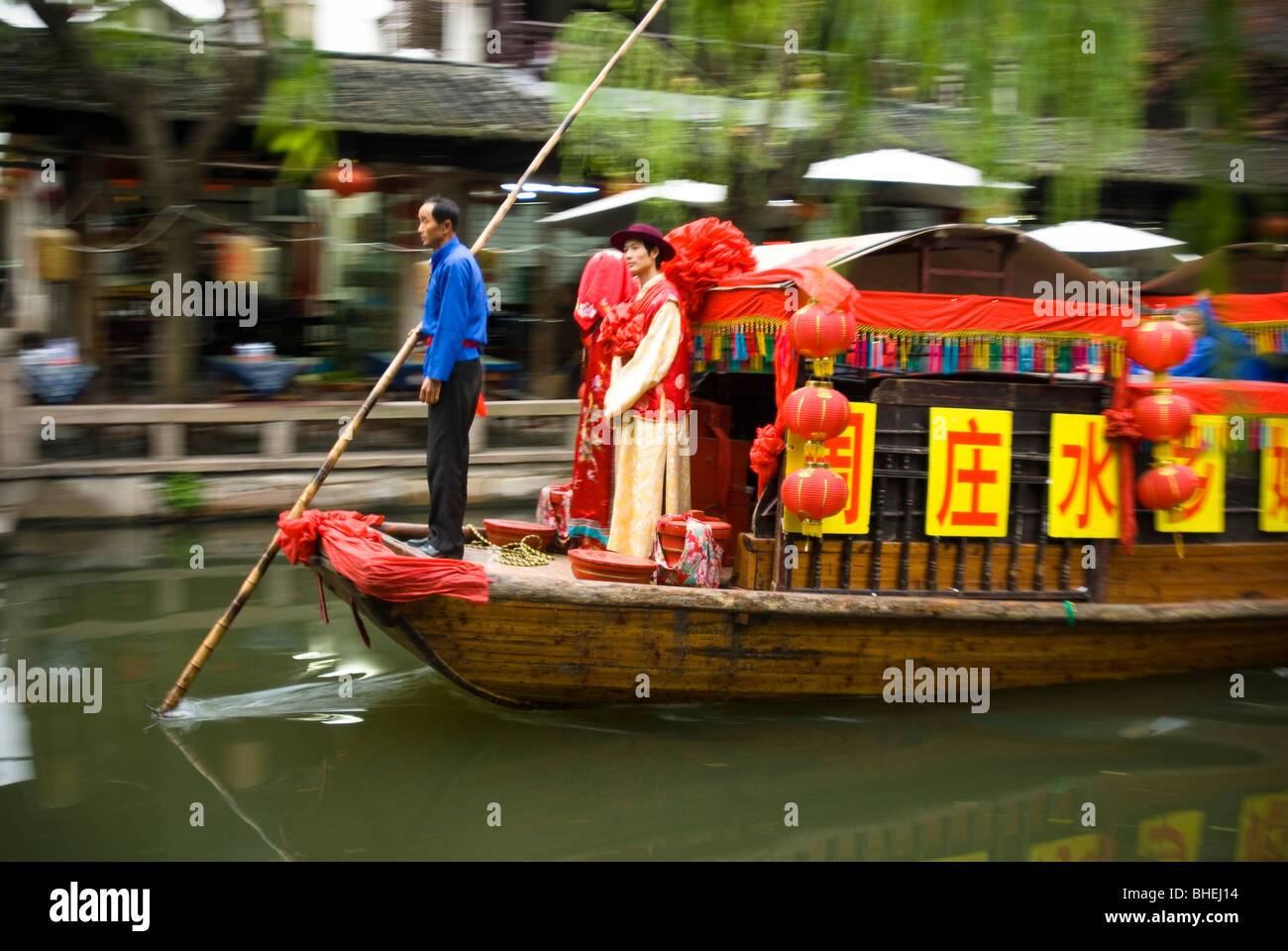Un matrimonio barca scivola attraverso i canali di Venezia di Cina, Zhouzhuang, provincia dello Jiangsu, Cina e Asia Foto Stock