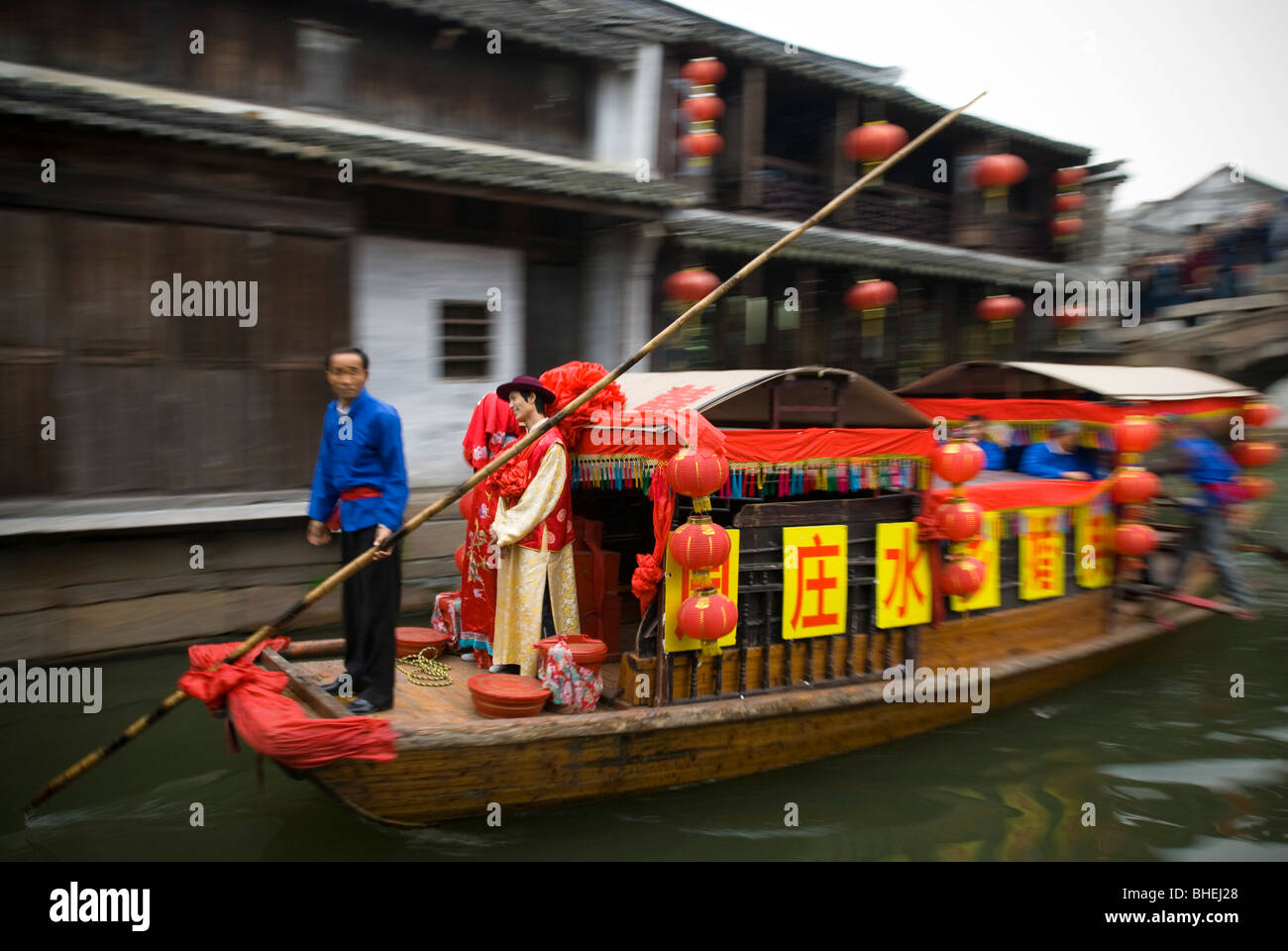 Un matrimonio barca scivola attraverso i canali di Venezia di Cina, Zhouzhuang, provincia dello Jiangsu, Cina e Asia Foto Stock