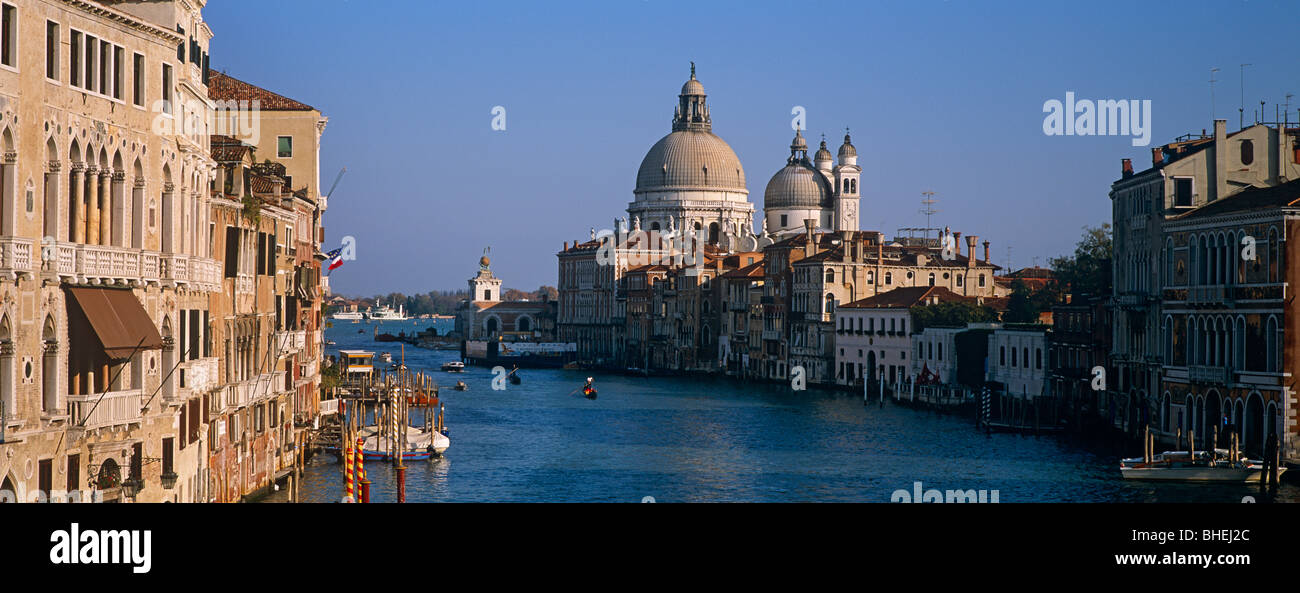 Vista panoramica verso il basso il Canal Grande verso la chiesa di Santa Maria della Salute con le gondole e le barche, Venezia, Italia e Europa Foto Stock