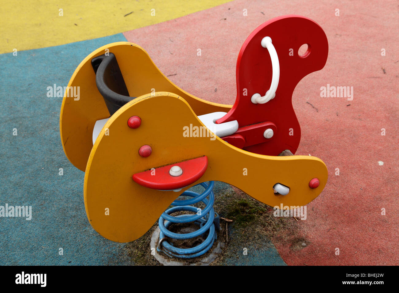 La piccola molla pilota in una zona giochi per bambini vicino al centro visitatori per la baia di Cardiff Wales UK Foto Stock