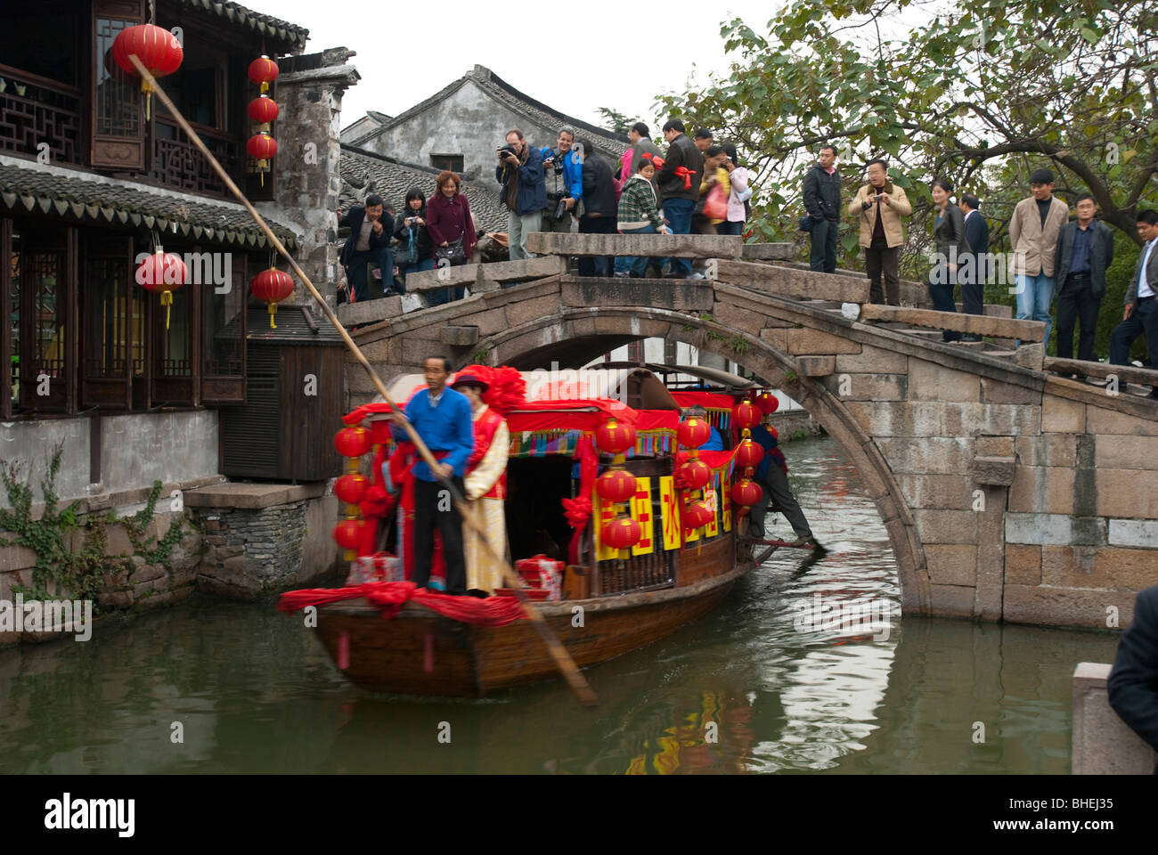 Un matrimonio barca scivola attraverso i canali di Venezia di Cina, Zhouzhuang, provincia dello Jiangsu, Cina e Asia Foto Stock