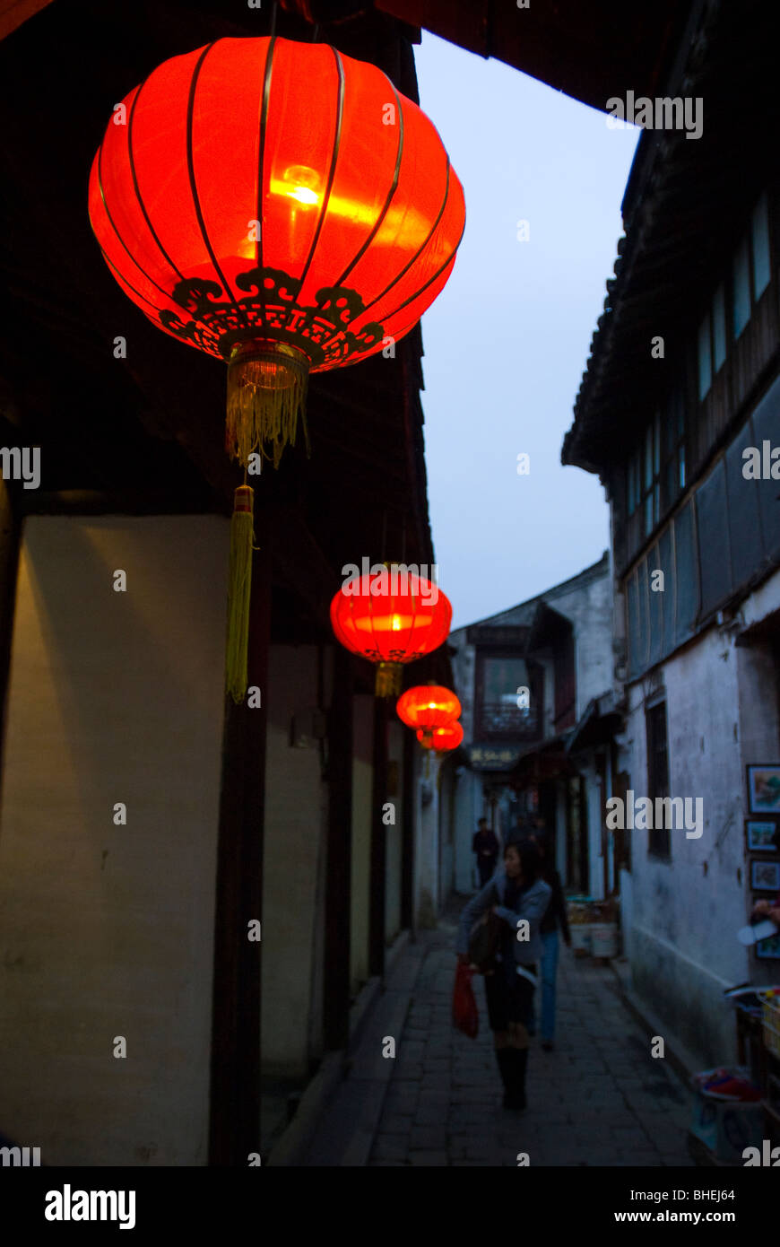 Lanterne rosse decorano la Venezia della Cina, Zhouzhuang, provincia dello Jiangsu, Cina e Asia Foto Stock