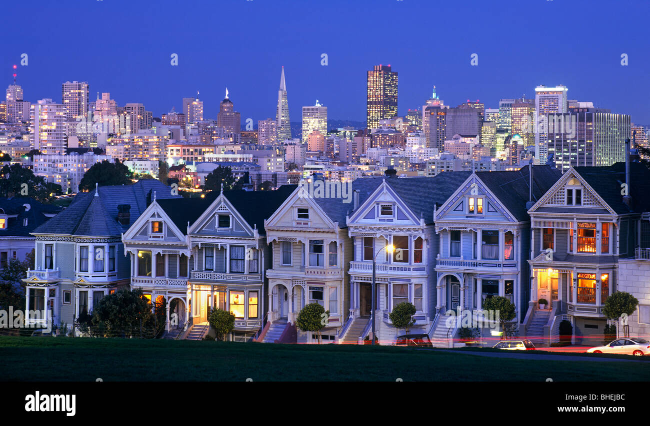 Vista di vecchie case in stile vittoriano su steiner street con il quartiere finanziario della città a distanza di San Francisco, California, America Foto Stock