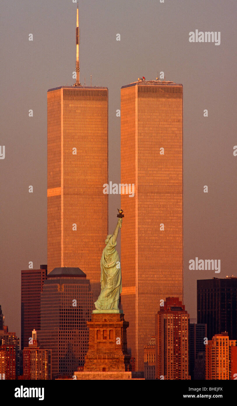 Nel tardo pomeriggio vista del world trade center Twin Towers e la statua della libertà prima di 9/11, New York, Stati Uniti d'America Foto Stock
