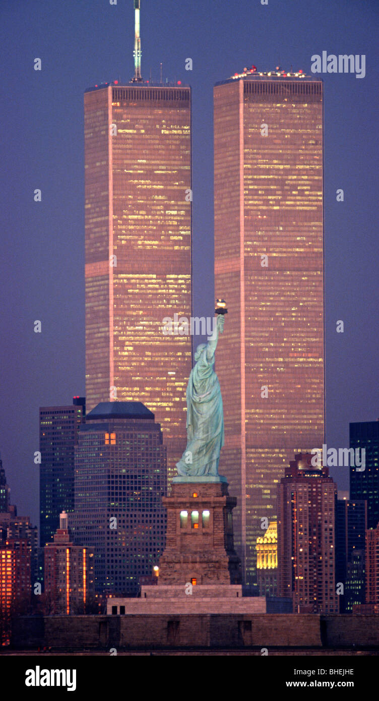 Night Shot del World Trade Center Twin Towers e la statua della libertà prima di 9/11, New York, Stati Uniti d'America Foto Stock