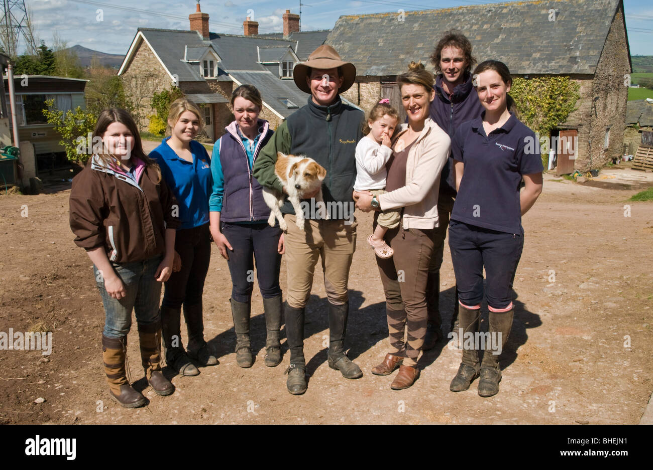 Australian Matt Ryan - Tripla medaglia d'Oro Olimpica con la sua famiglia e il personale presso il suo centro equestre vicino ad Abergavenny Foto Stock