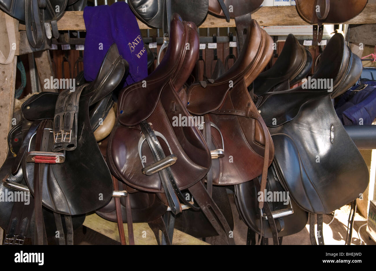 In pelle di selle di cavallo sulla rampa al maneggio ippico REGNO UNITO Foto Stock