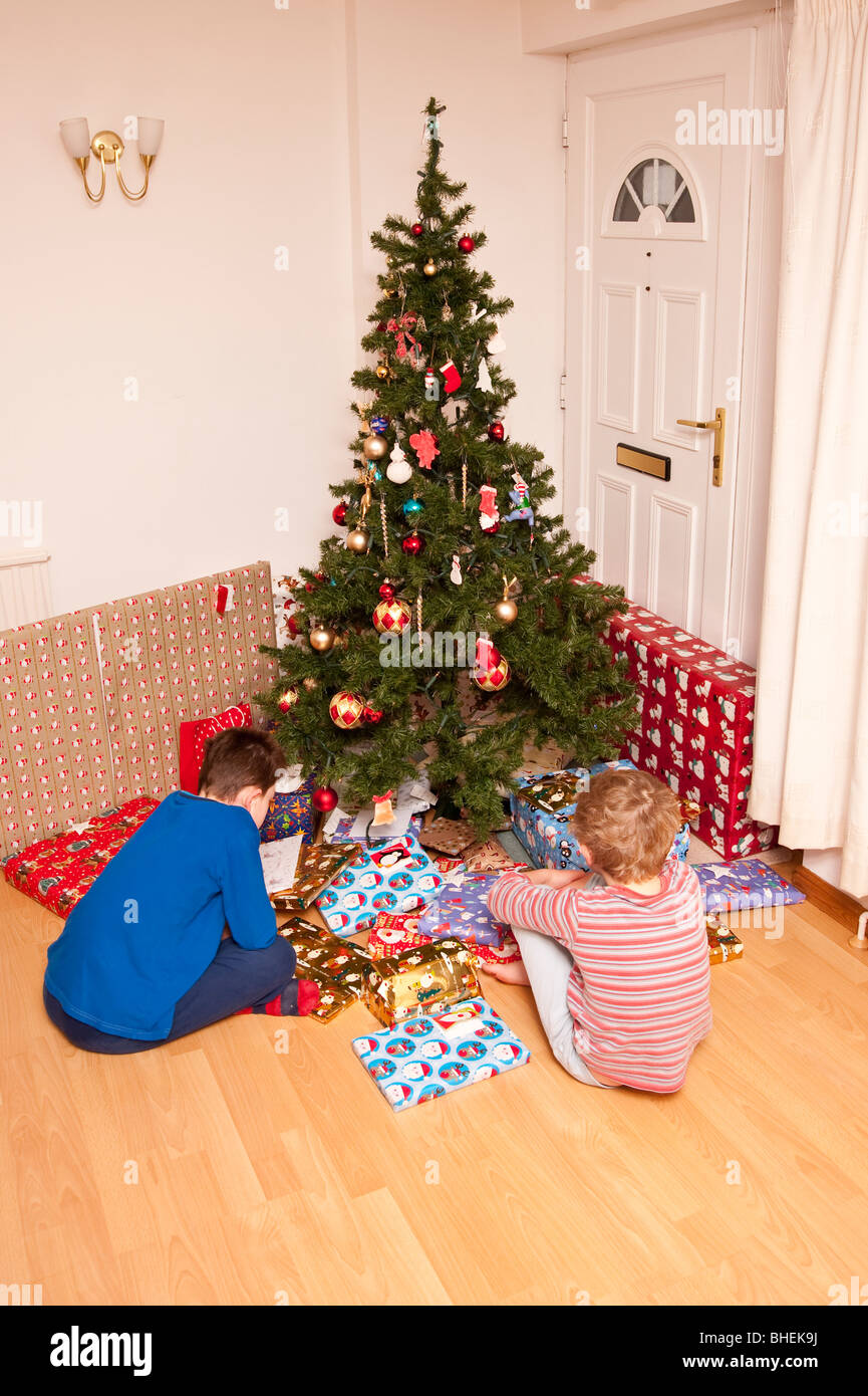 Bambini che scartano regali sotto l'albero di natale immagini e fotografie  stock ad alta risoluzione - Alamy