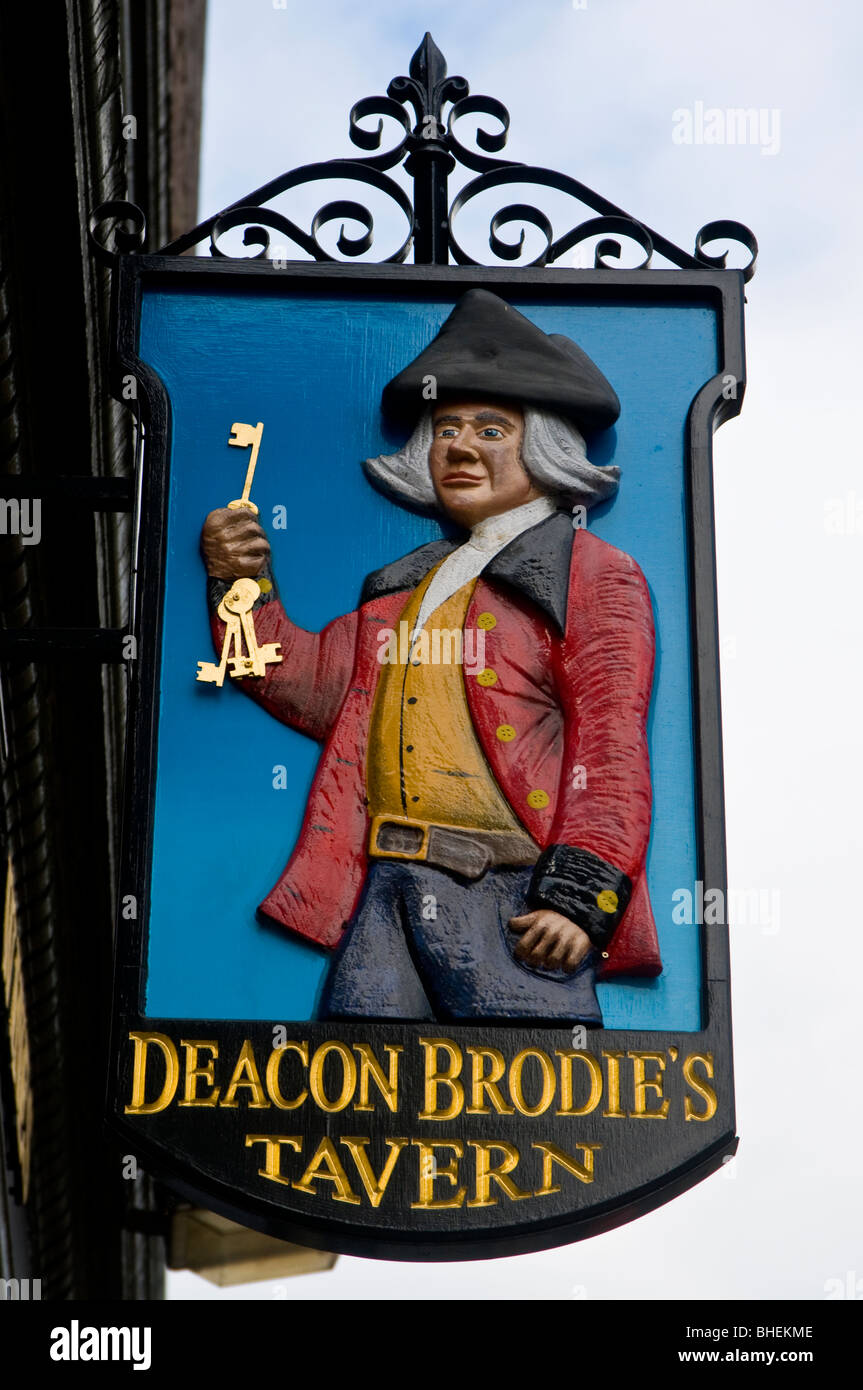 Il famoso cartello fuori il diacono Brodie's Tavern sul Royal Mile di Edimburgo, Regione di Lothian, Scozia. SCO 6075 Foto Stock