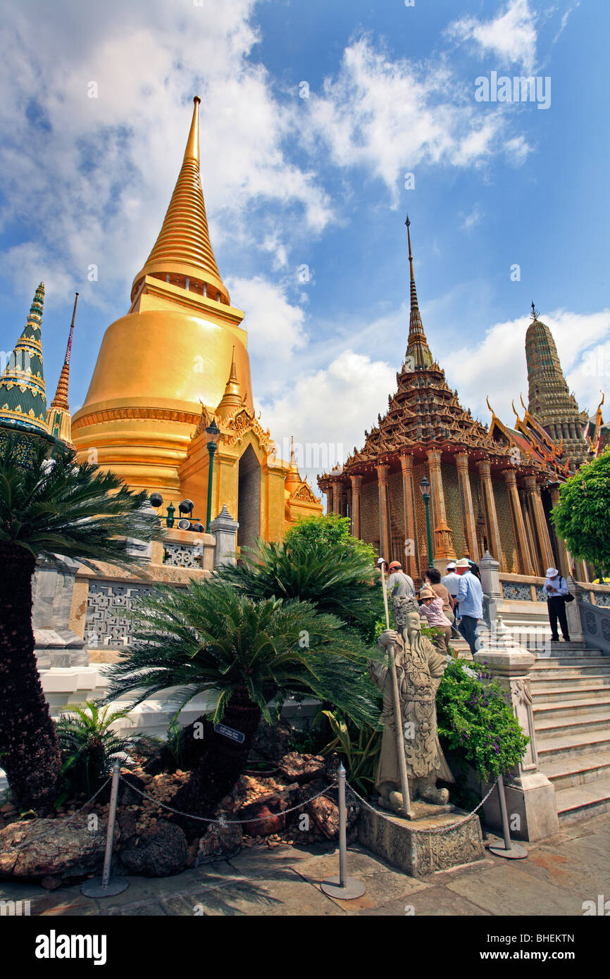 Chedi e templi Grand Palace a Bangkok in Tailandia del sud Asia Eeast Foto Stock