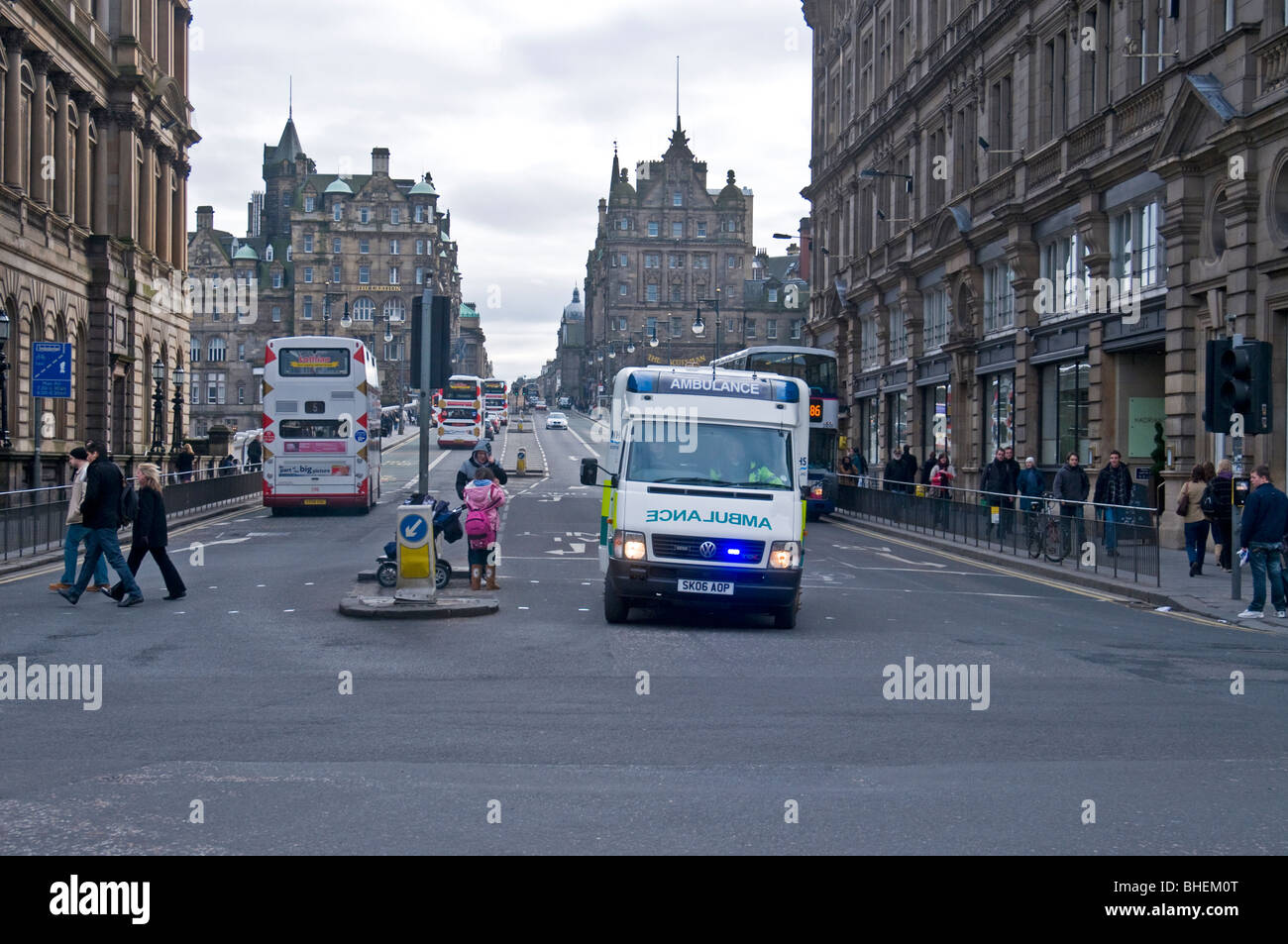 Scottish Ambulance Service su Blues e due a due Edinburgh, Regione di Lothian in Scozia. SCO 6082 Foto Stock