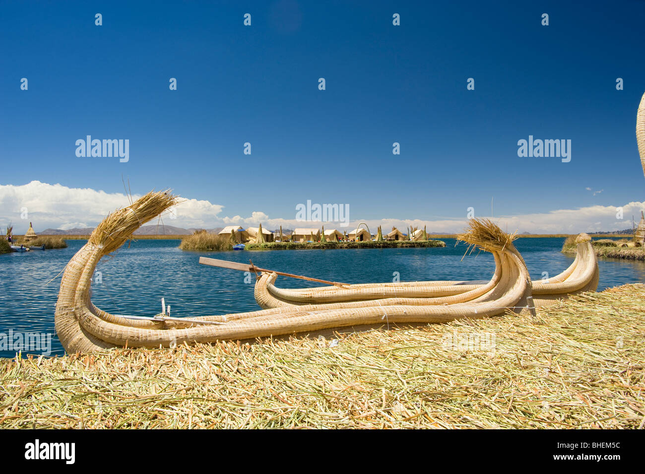 Reed barche ormeggiate sul Uros Isola di Samary, Isole Uros, il lago Titicaca, Perù Foto Stock