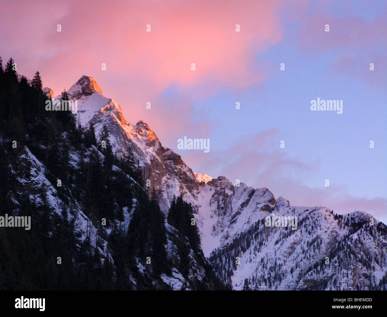 Luce della Sera sulla montagna. Canazei, Dolomiti, Italia. Foto Stock