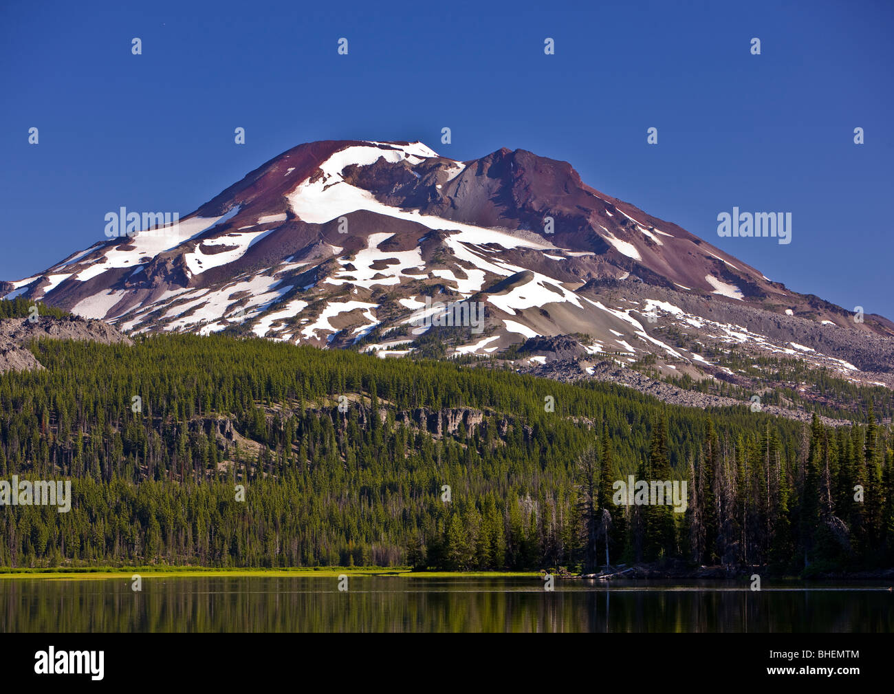 La formazione di scintille lago, OREGON, Stati Uniti d'America - South Sister, elevazione 10363 piedi (3159 m), un vulcano in cascate montagne centrali di Oregon. Foto Stock