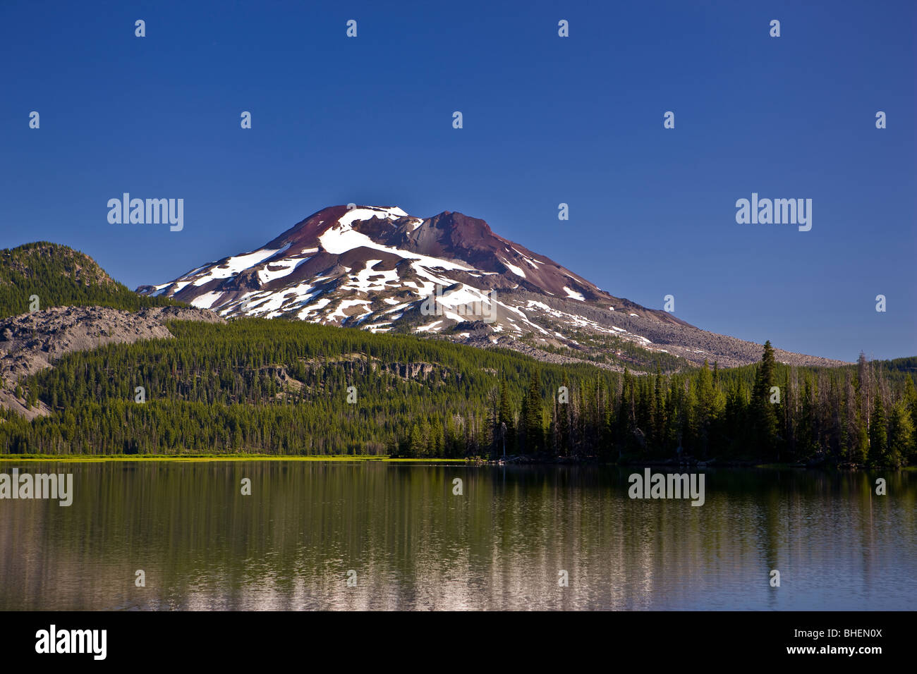 La formazione di scintille lago, OREGON, Stati Uniti d'America - South Sister, elevazione 10363 piedi (3159 m), un vulcano in cascate montagne centrali di Oregon. Foto Stock