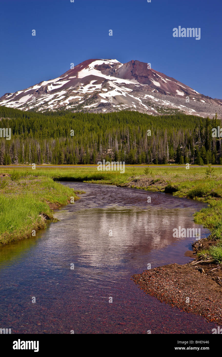 La formazione di scintille lago, OREGON, Stati Uniti d'America - Soda Creek e Sud del vulcano sorella, Cascate, montagne nel centro di Oregon. Foto Stock