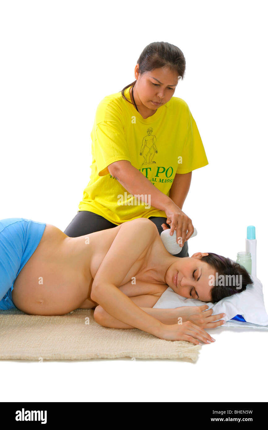 Donna incinta essendo massaggiato tailandese, Schwangere Frau mit Babybauch wird massiert, Thaimassage Foto Stock