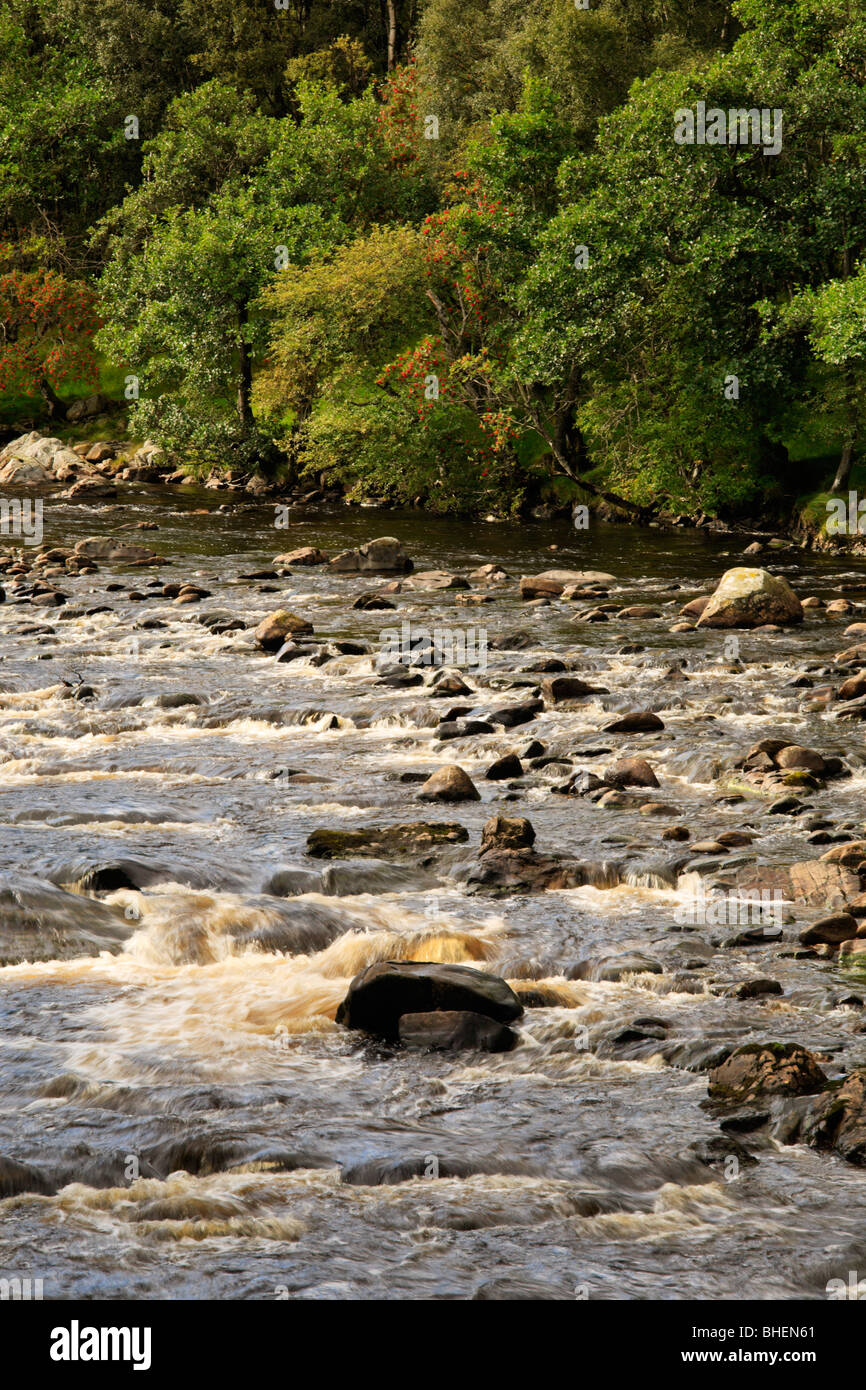 Il fiume North Esk, che si tuffa su rocce poco profonde, Foto Stock