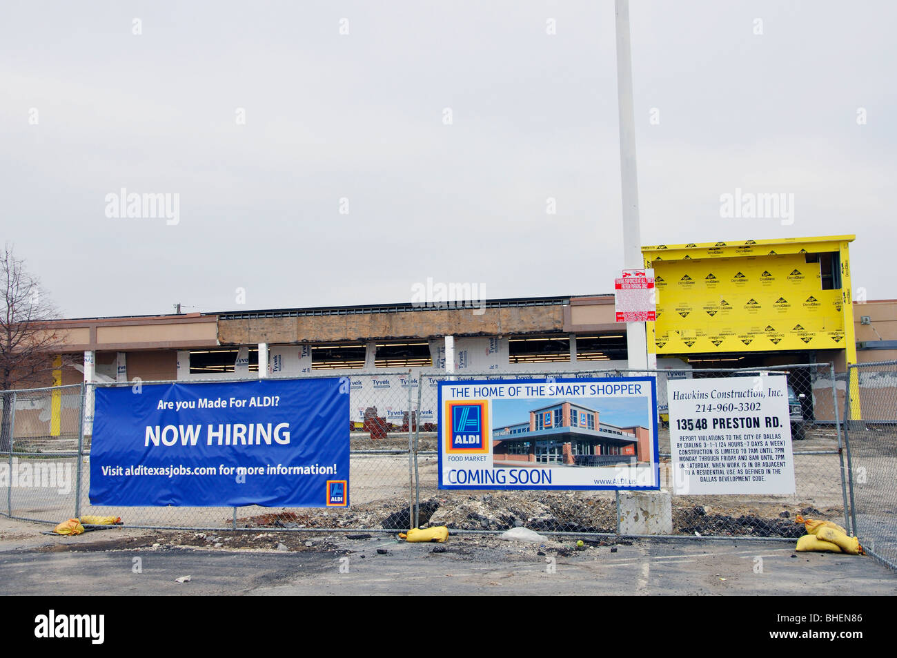 "Ora Affitto' segno ad Aldi store che è in fase di costruzione, Plano, Texas, Stati Uniti d'America Foto Stock