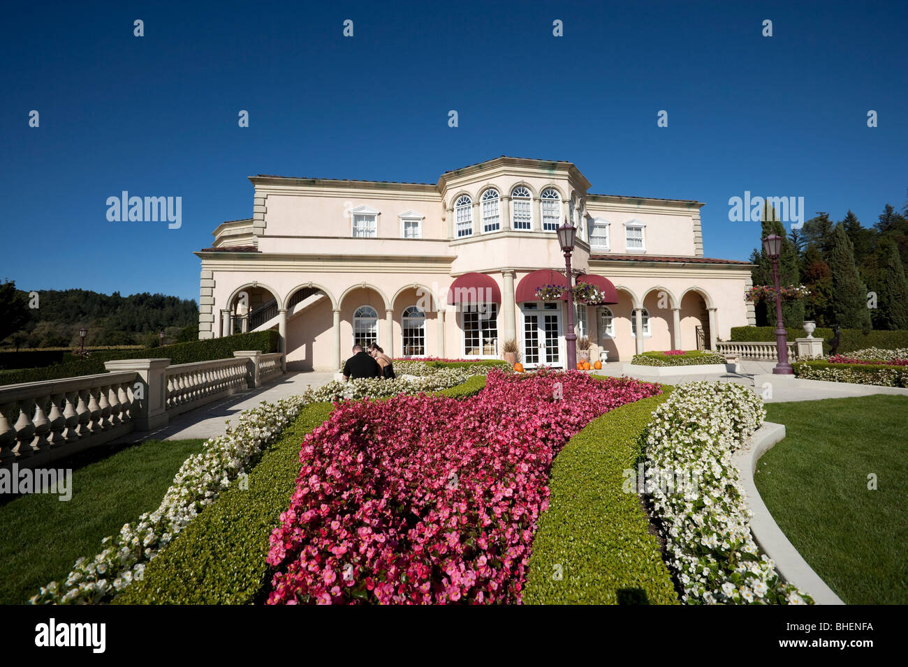 Una giovane coppia godendo la Manor House e giardini formali a Ferrari-Carano Cantina, Healdsburg, California USA Foto Stock