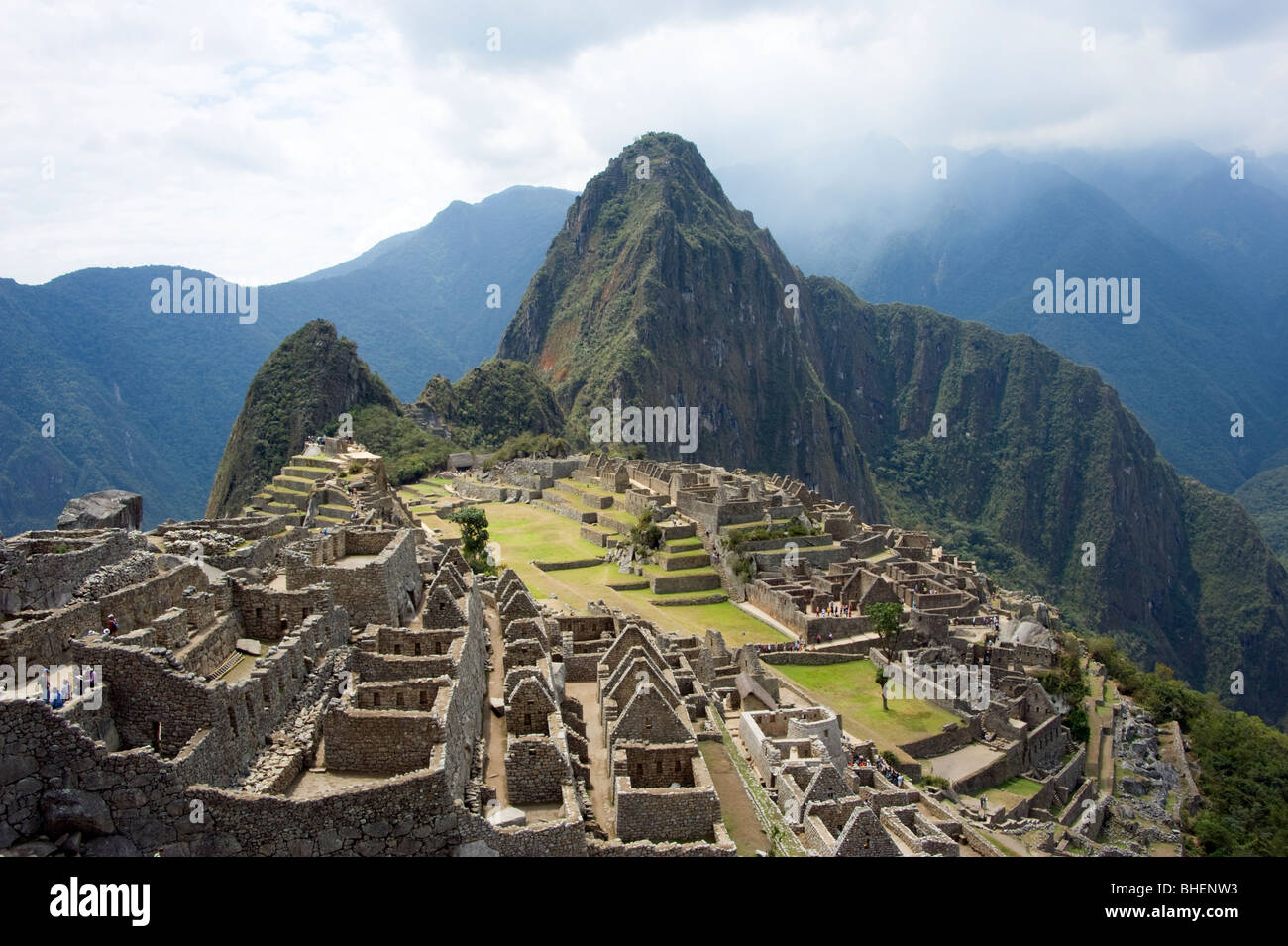 Una panoramica di Machu Picchu con Huayna Picchu, Perù Foto Stock Una panoramica di Machu Picchu con Huayna Picchu, Perù Foto Stock
