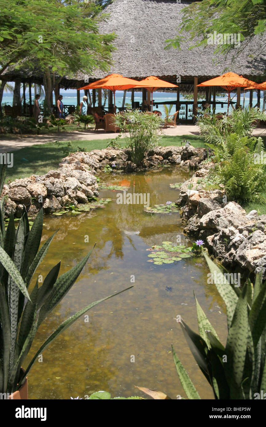 Laghetto e ristorante in zona al Tourist hotel sulla spiaggia di Diani, Kenya Foto Stock