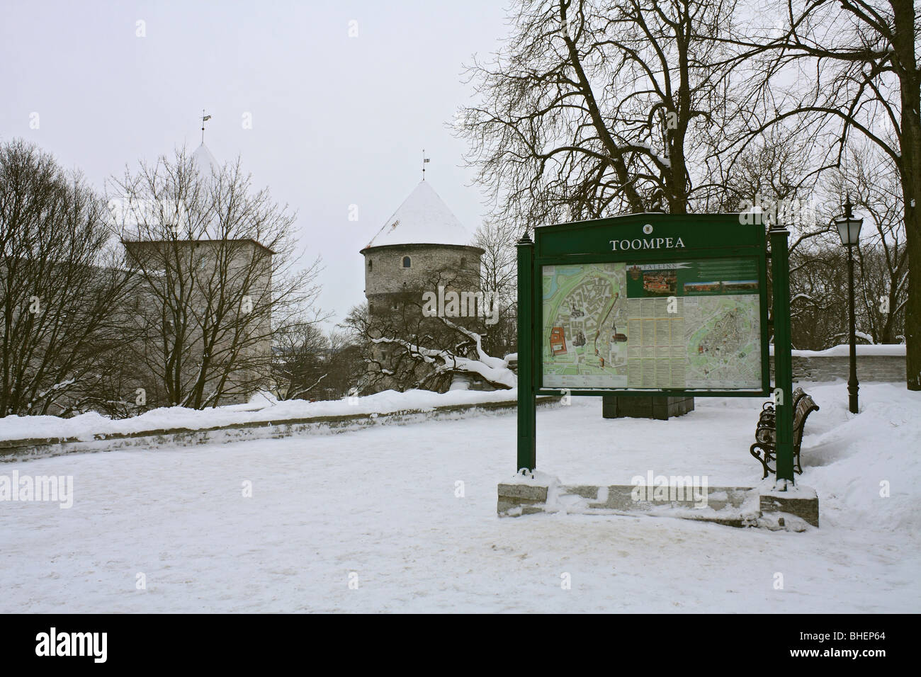 I muri di pietra e Maiden torri di forma le difese medievali nella Toompea quartiere della città vecchia di Tallinn, Estonia. Foto Stock