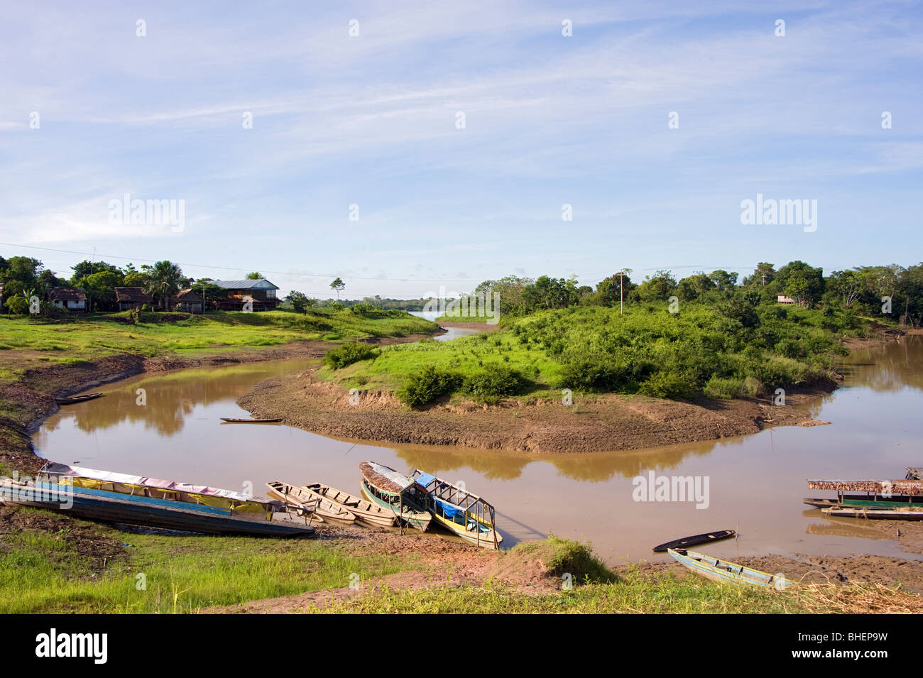 Una vista di Sinichicuy Creek adiacente al fiume Rio delle Amazzoni nell'area amazzonica del Perù. Circa trenta chilometri a nord est di Iquitos. Foto Stock