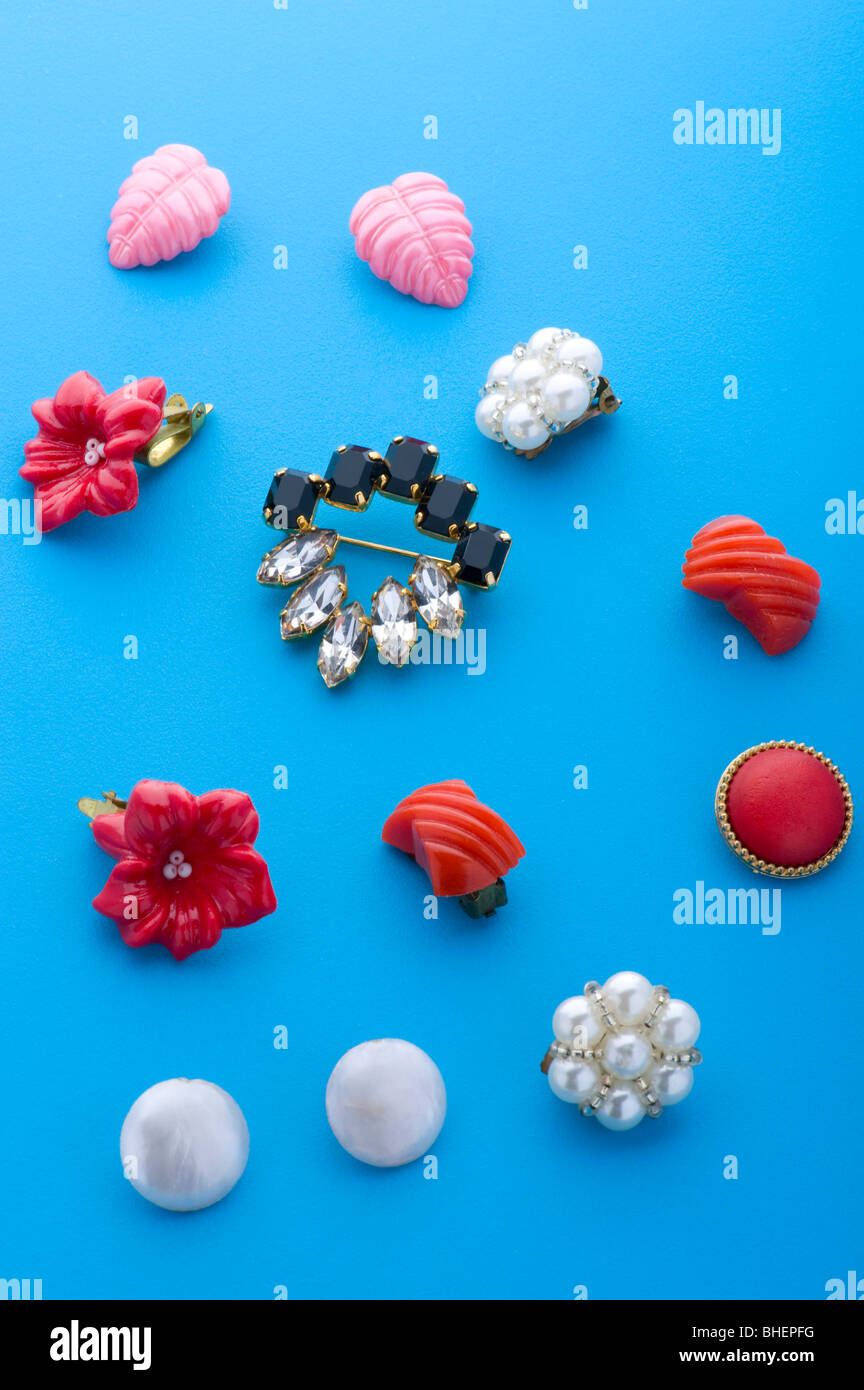 Oggetto su blu - costume gioiello spilla e orecchini Foto Stock