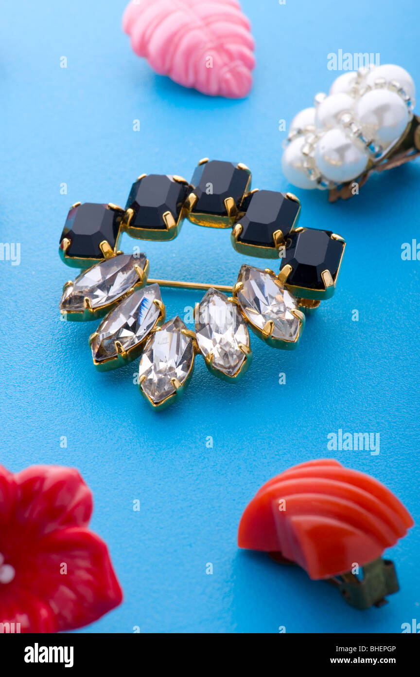 Oggetto su blu - costume gioiello spilla e orecchini Foto Stock