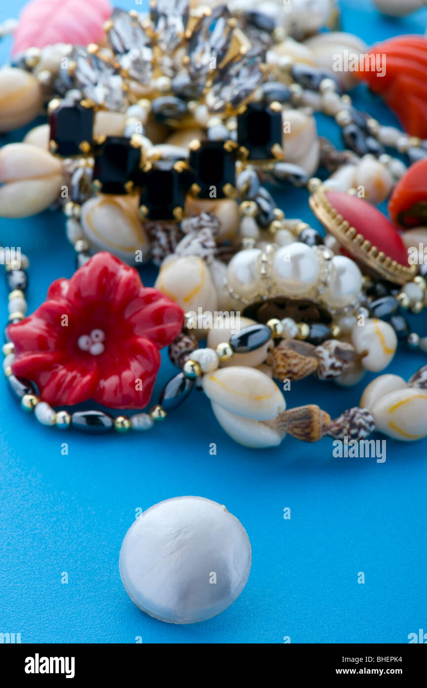 Oggetto su blu - costume gioiello spilla e orecchini Foto Stock