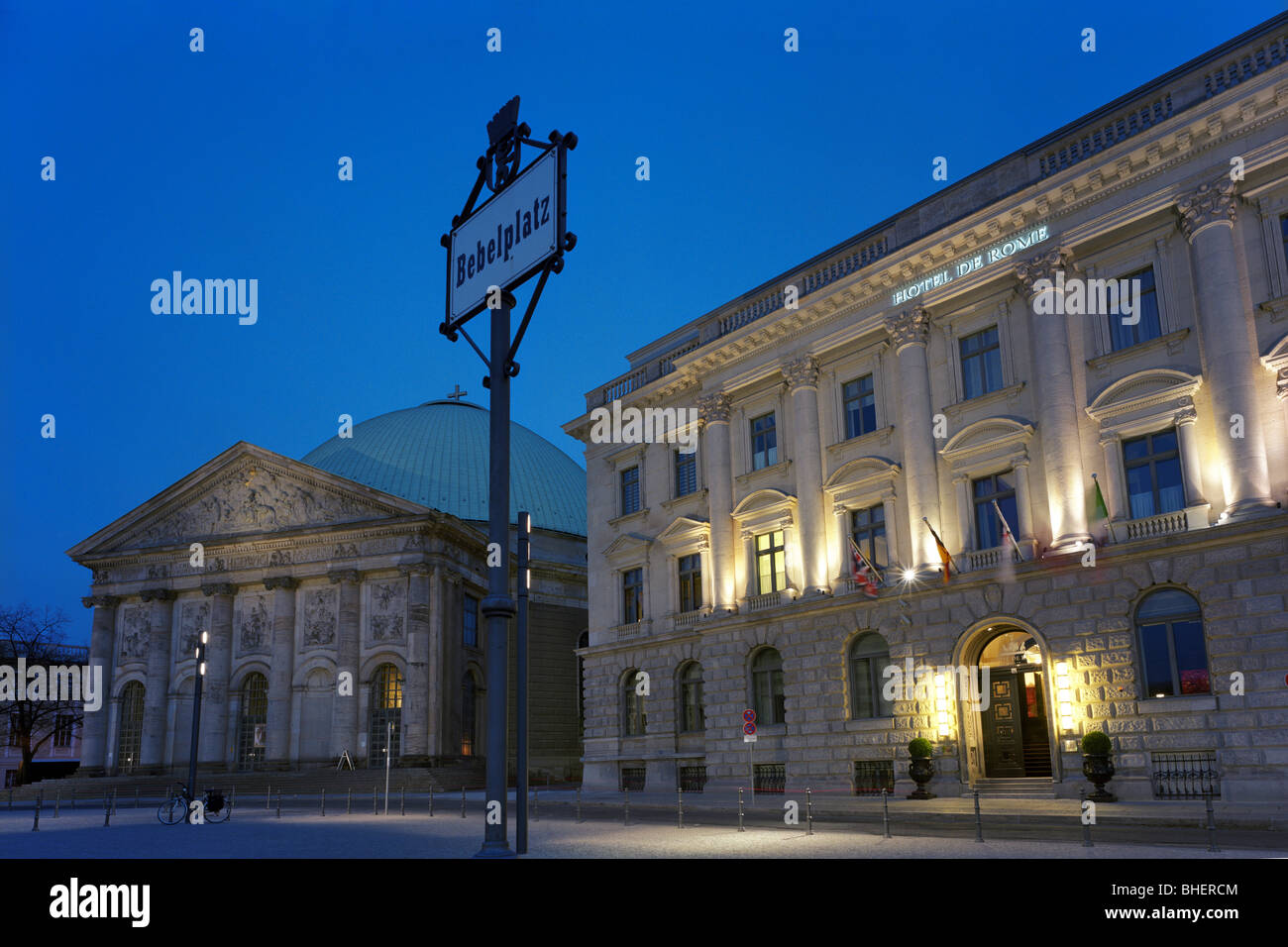 Santa Edvige la cattedrale e la Hotel de Rome a Bebelplatz, Berlino, Germania Foto Stock