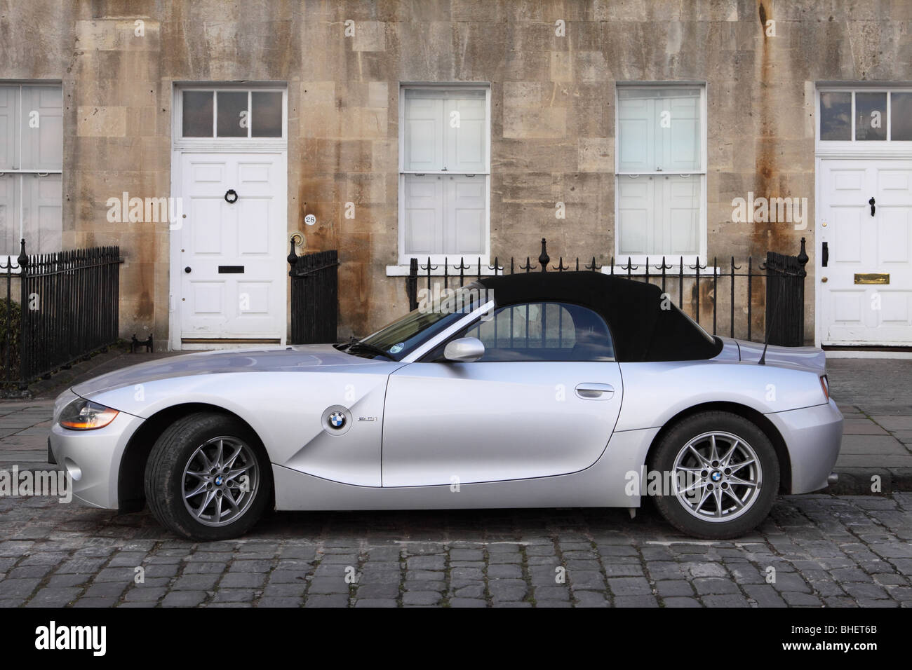 La BMW Z4 Roadster convertible soft top sport auto parcheggiate in Royal Crescent Bath Foto Stock