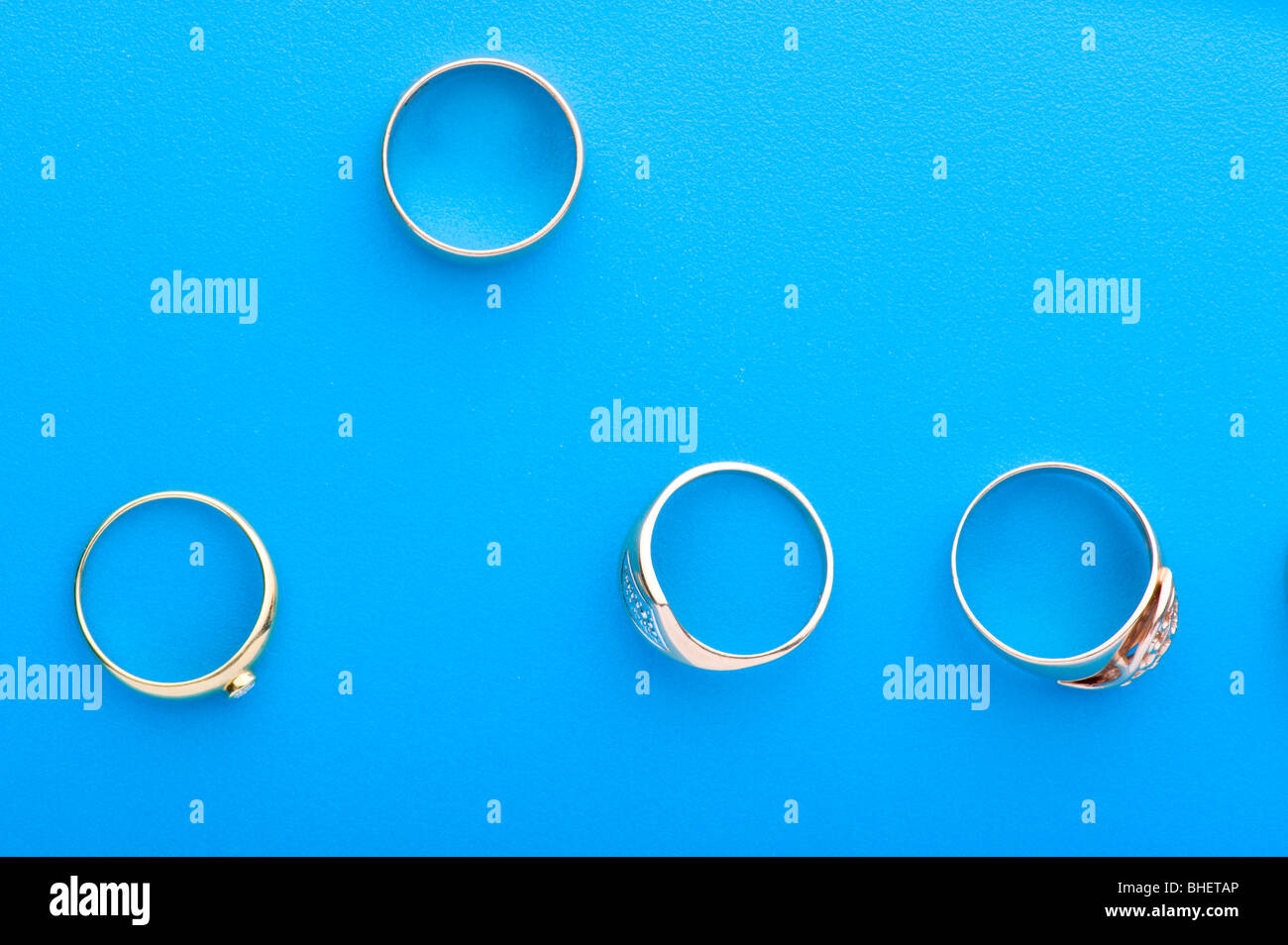 Oggetto su blu - anelli oro close up Foto Stock